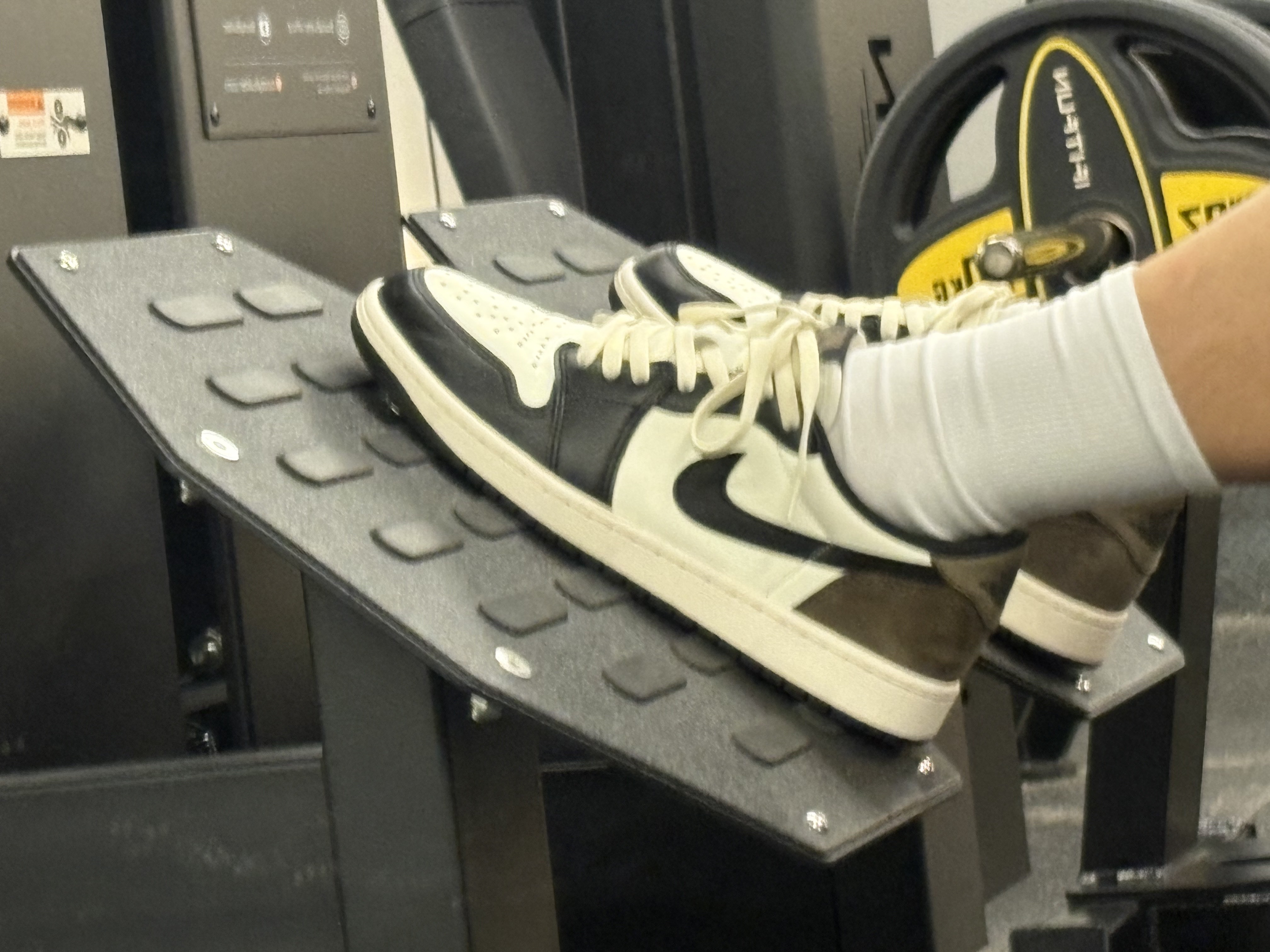 Jordan 1 Retro Low OG Mocha 착용 스타일