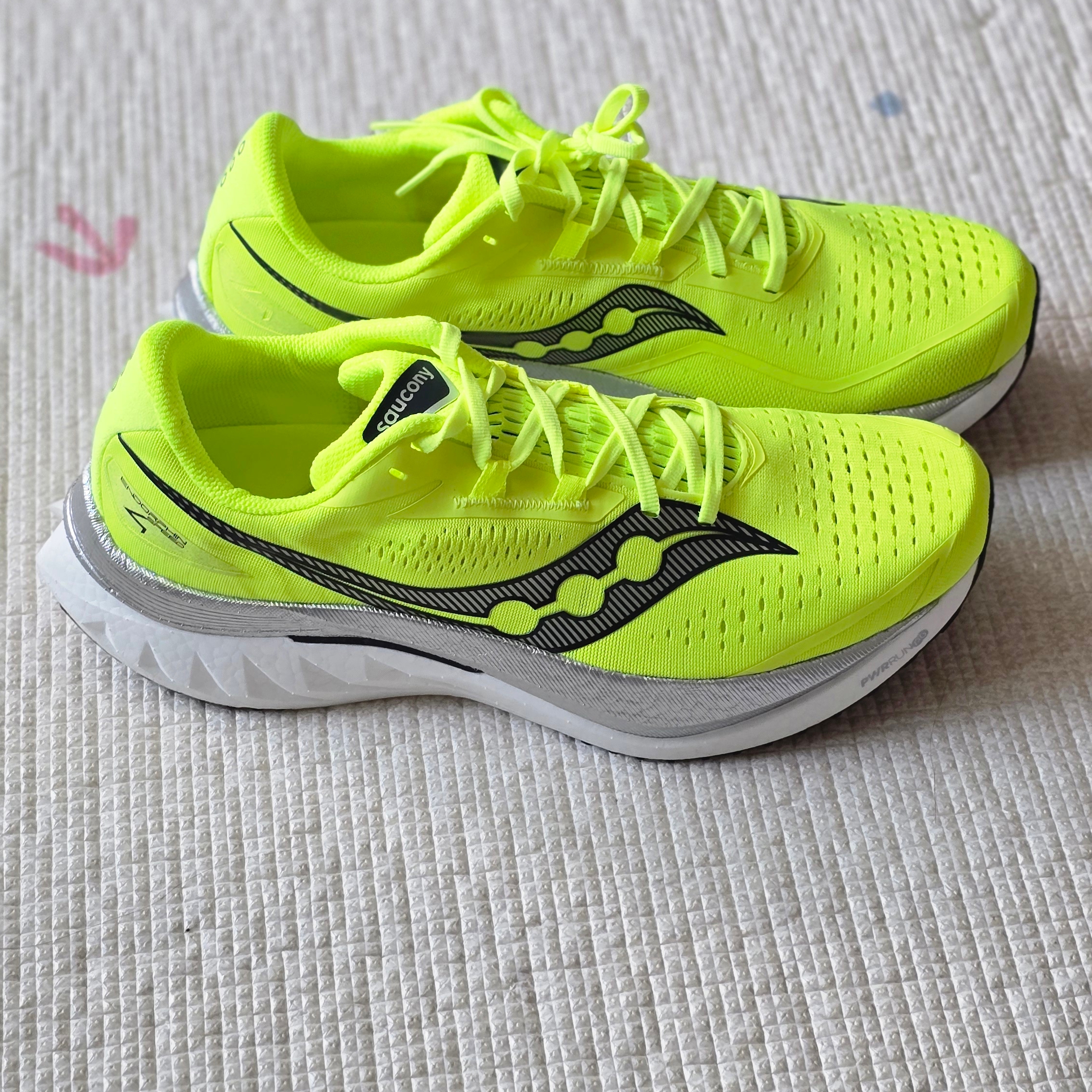 Saucony Endorphin Speed 4 Citron Navy 착용 스타일