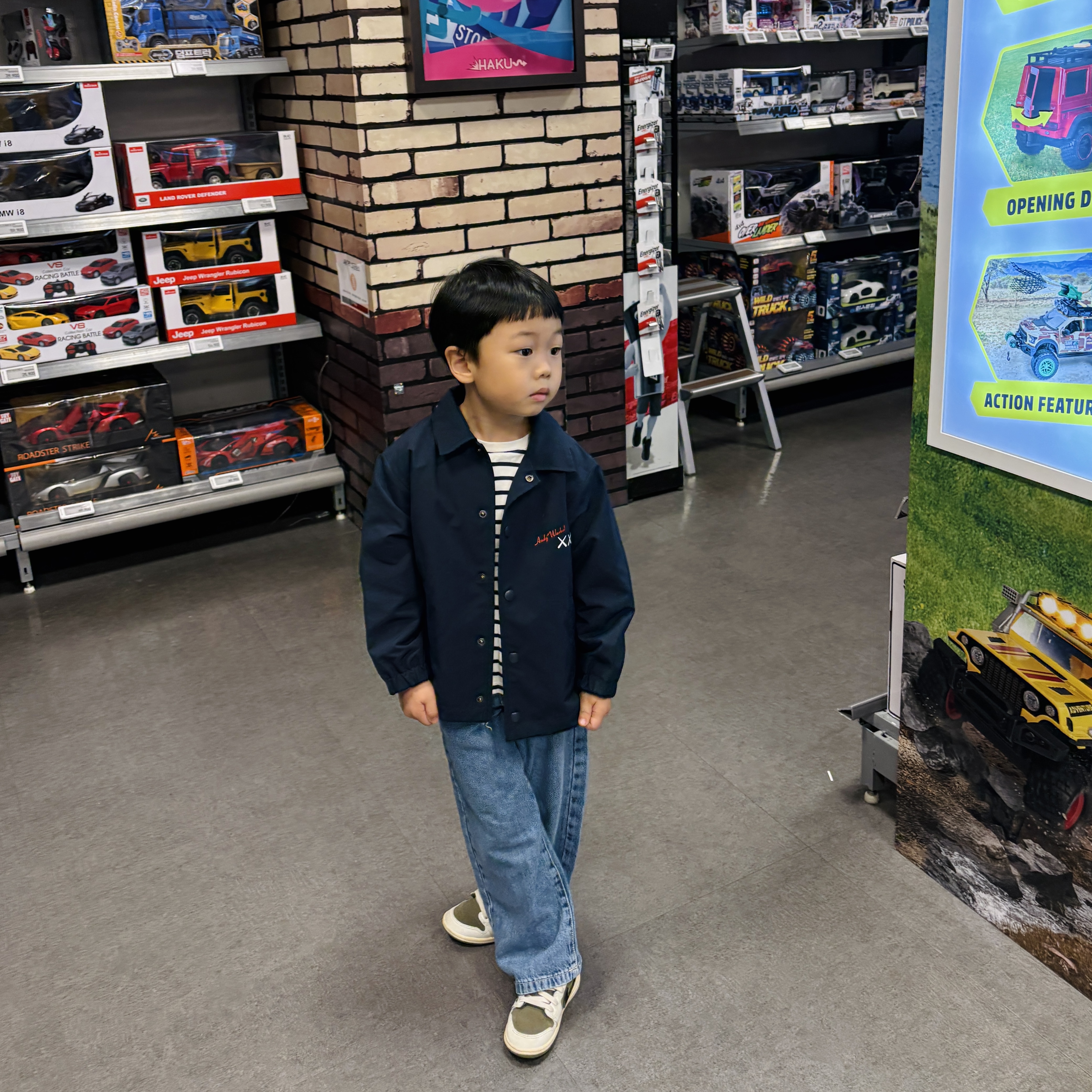 (Kids) Uniqlo UT x Kaws x Warhol Coach Jacket Navy, (TD) Jordan 1 x Travis Scott Retro Low OG SP Reverse Olive 착용 스타일 - 1