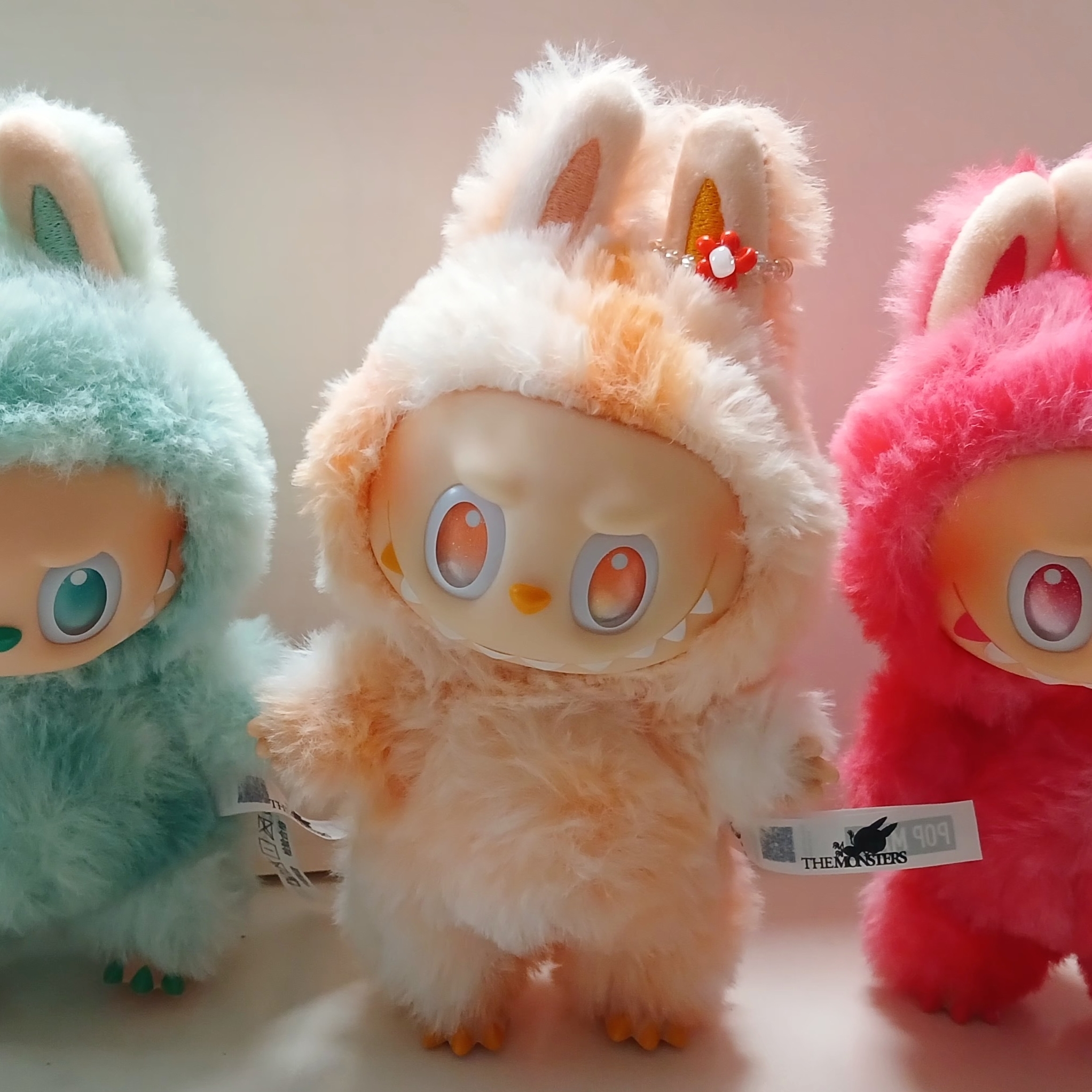 Pop Mart Labubu The Monsters Highlight Series Sealed Case (Bundle of 2/1 Blind Box) 착용 스타일