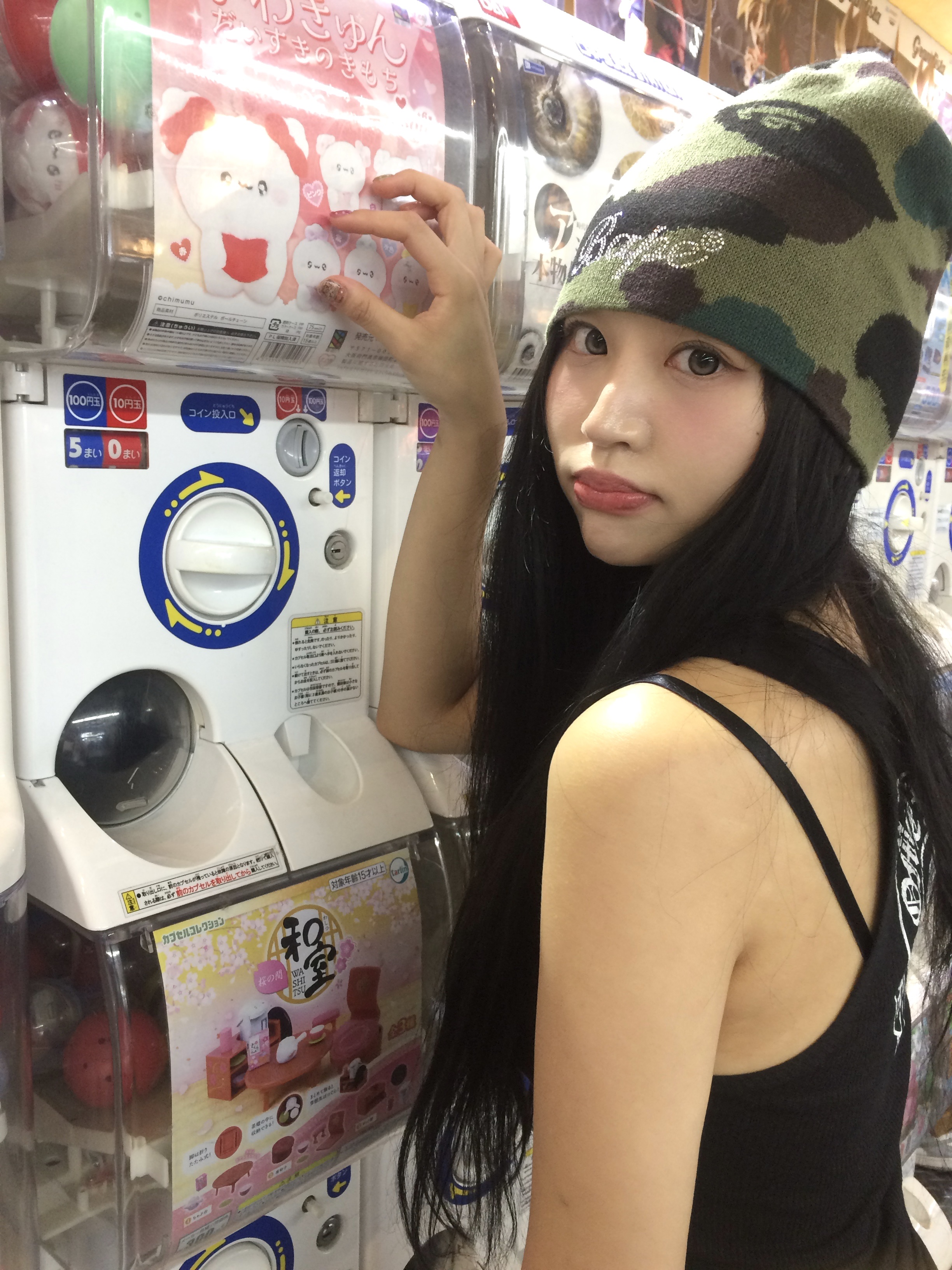 (W) BAPE 1st Camo Crystal Logo Beanie Green, Chrome Hearts Horseshoe Tank Top Black 착용 스타일 - 1