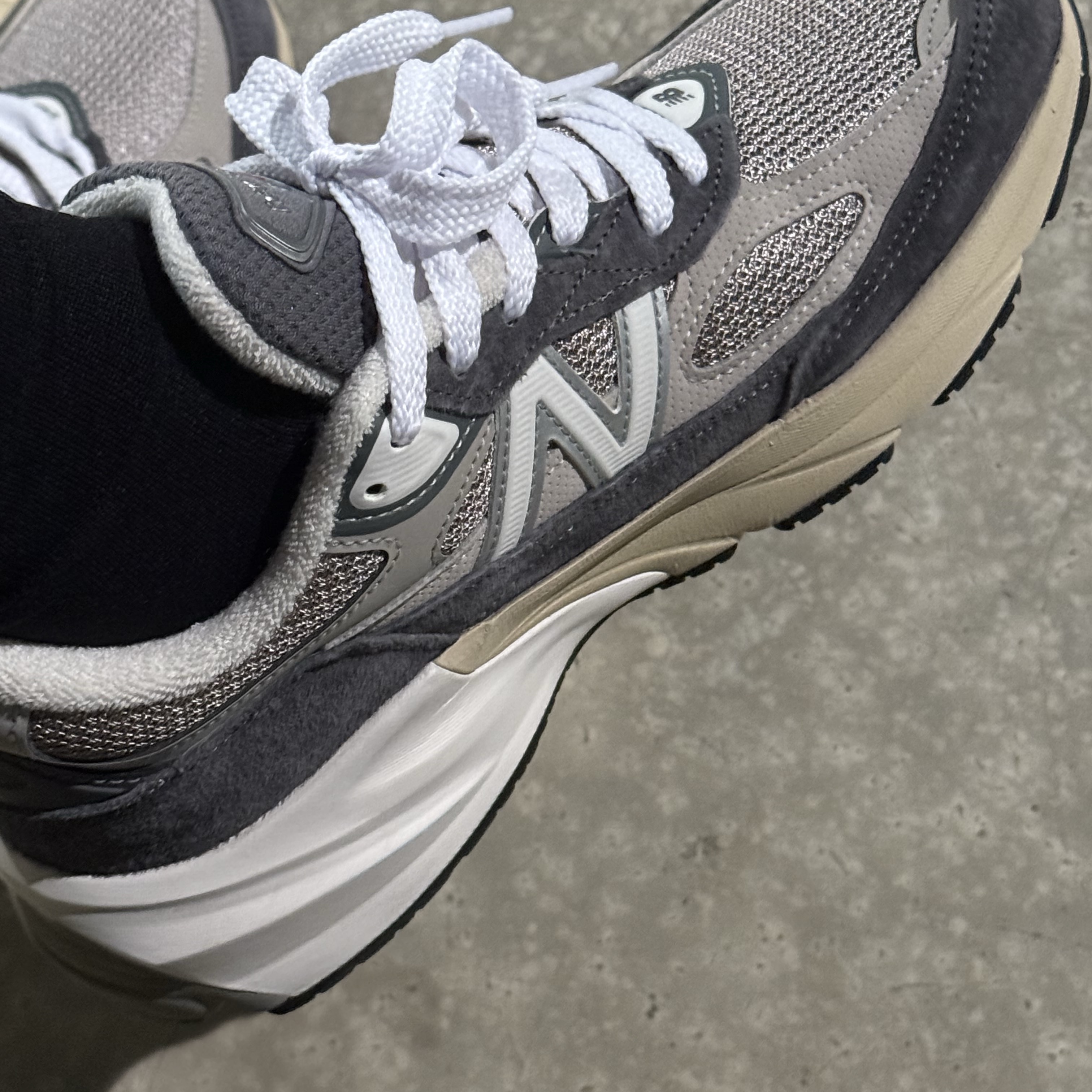 New Balance 990v6 Made in USA Castlerock Moonrock, New Balance 990v6 Made in USA Triple Black - D Standard 착용 스타일