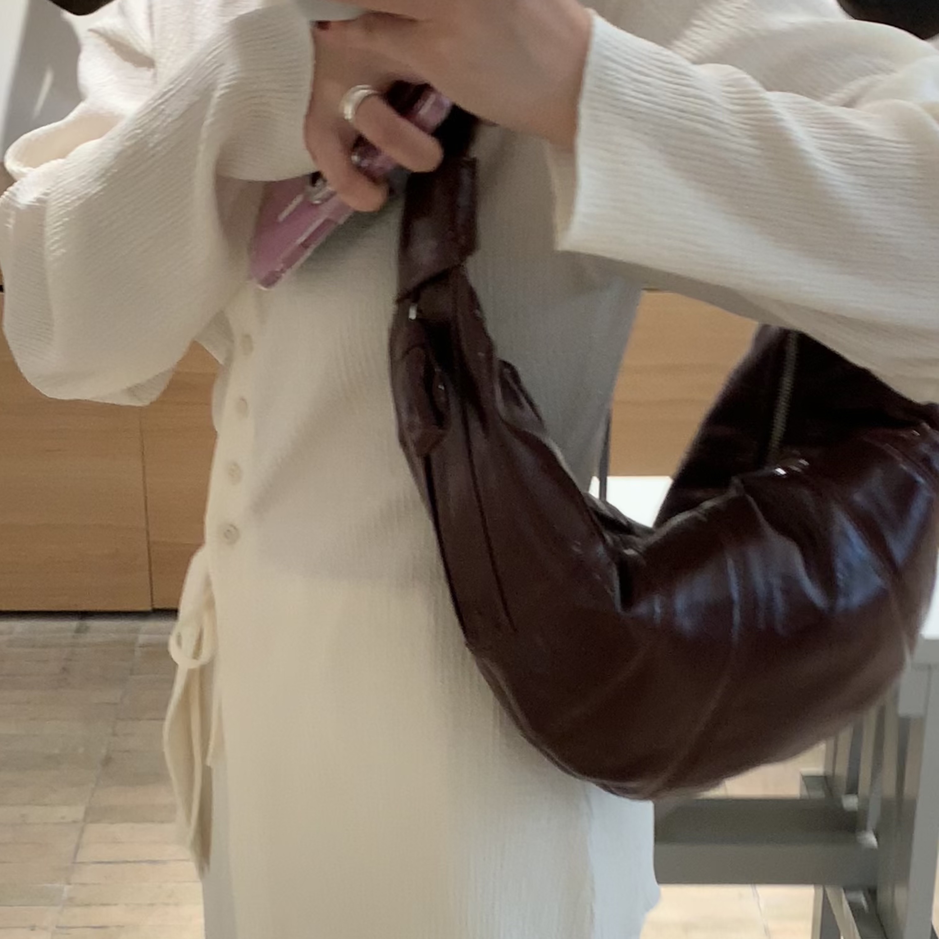 Lemaire Fortune Croissant Bag Soft Nappa Leather Dark Tobacco 착용 스타일 - 1