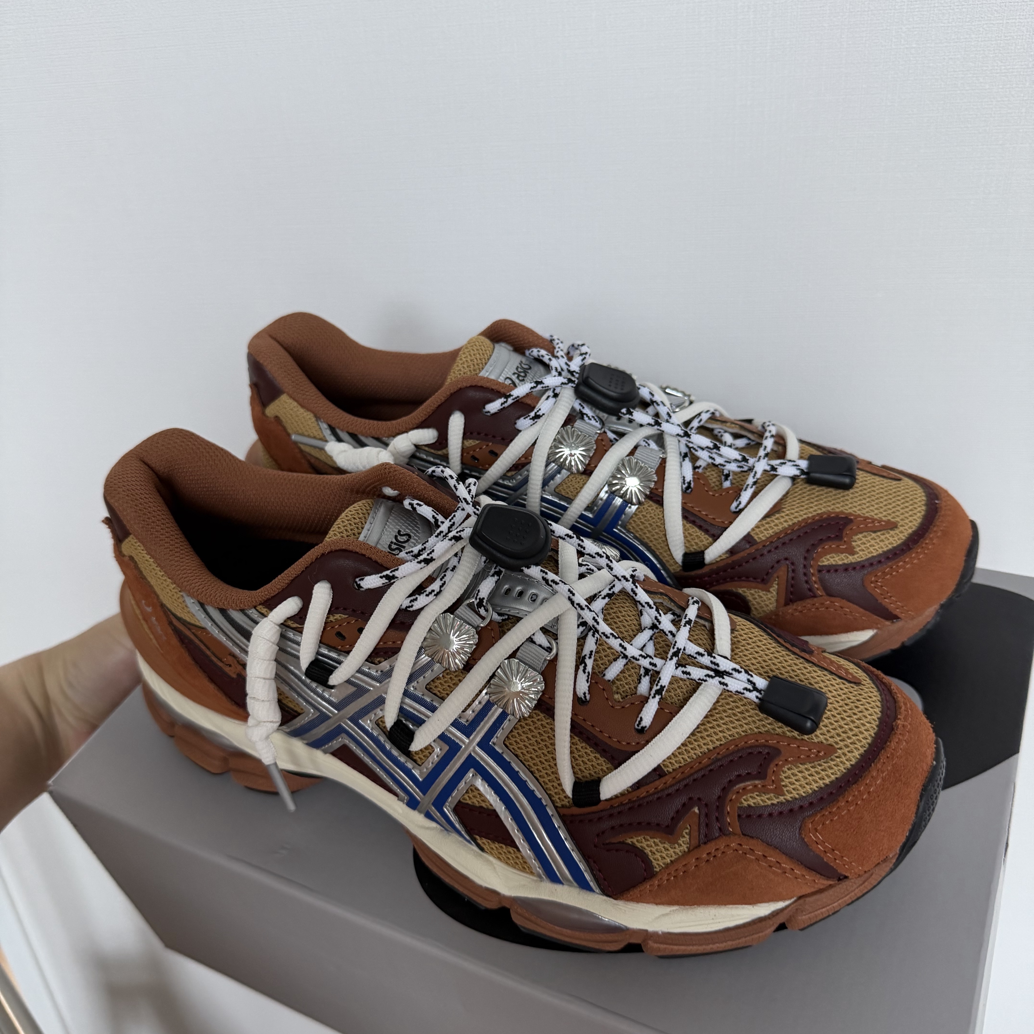 Asics x Toga Gel-Cumulus 16 TG Brown Blue Pure Silver 착용 스타일
