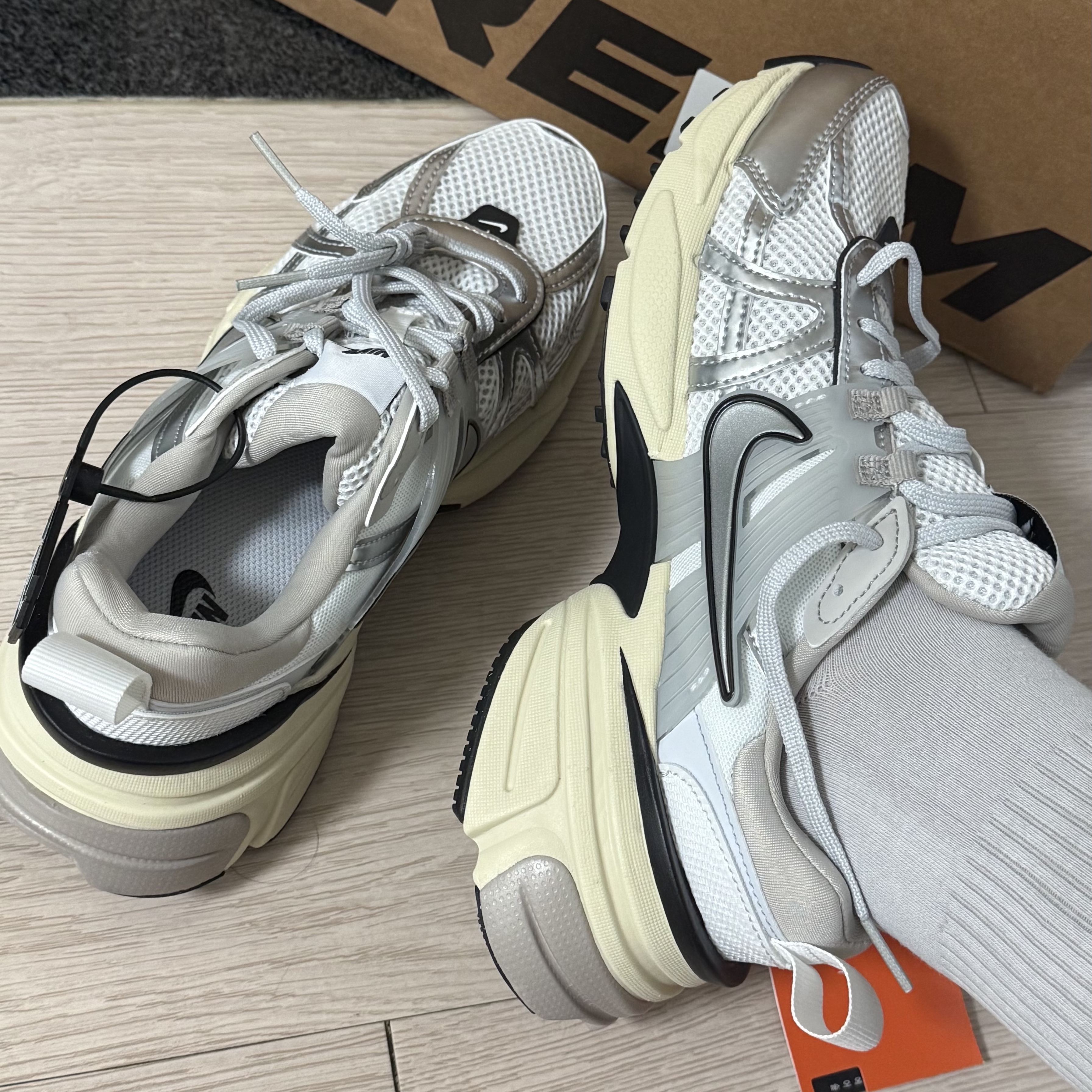Nike V2K Run Summit White Metallic Silver 착용 스타일