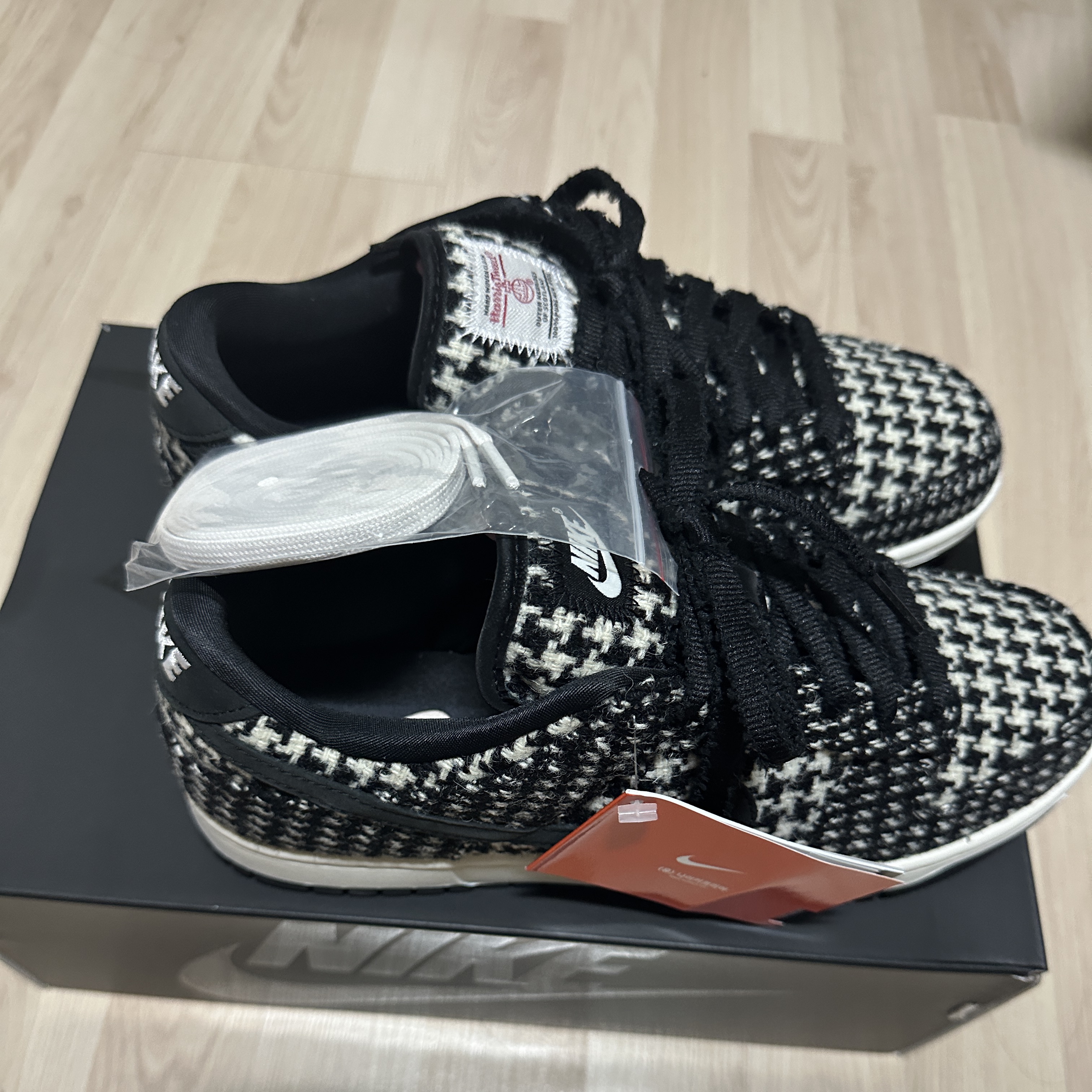 (W) Nike x Harris Tweed Dunk Low Black and Phantom 착용 스타일 - 2