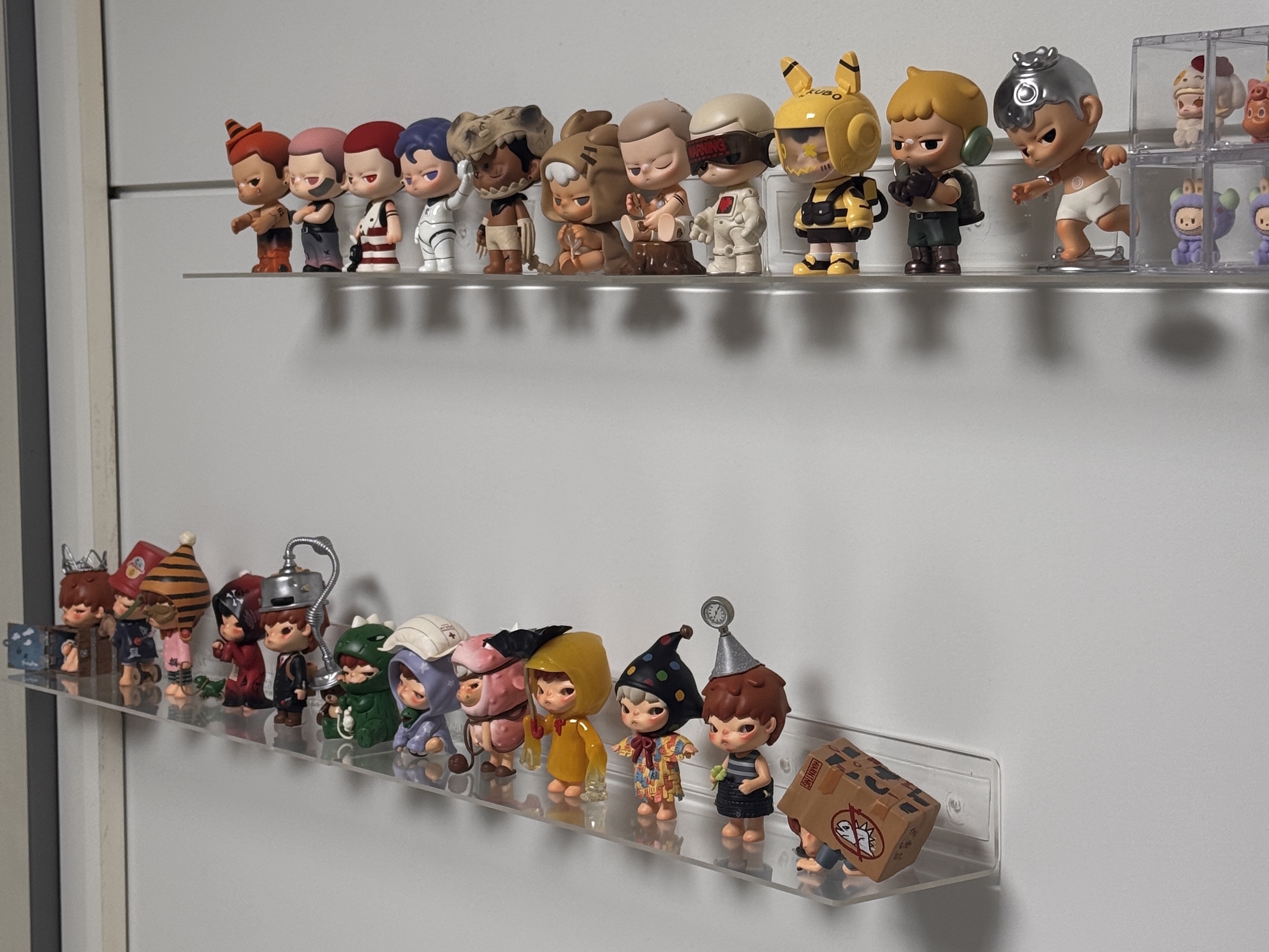 Pop Mart Hirono Echo Series Figures Sealed Case (12 Blind Boxes), Pop Mart Kubo City of Sunset Series Figures Sealed Case (12 Blind Boxes) 착용 스타일
