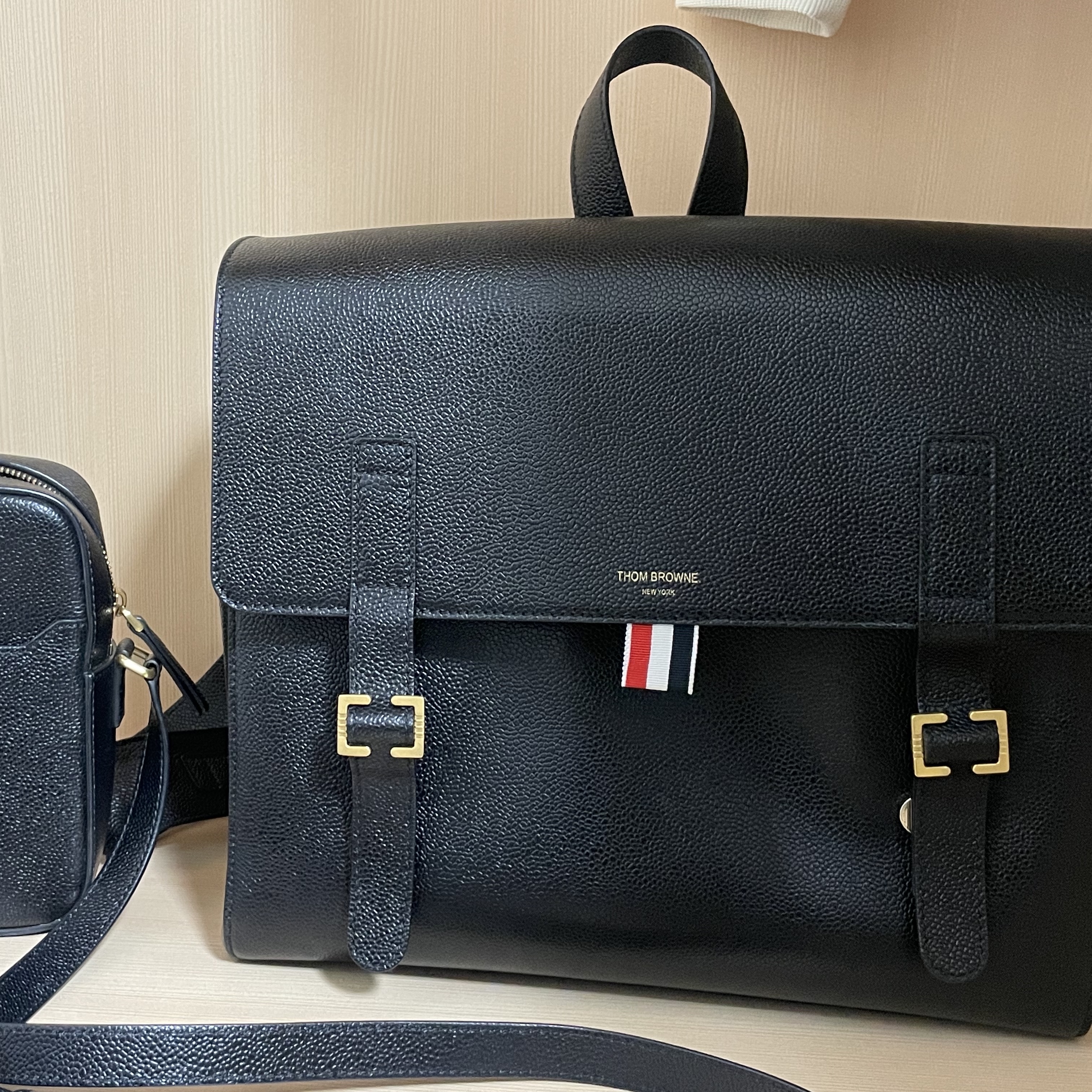 Thom Browne Pebble Grain Leather RWB Structured Backpack Black, Thom Browne Pebble Grain Leather Vertical Camera Bag Black 착용 스타일 - 2