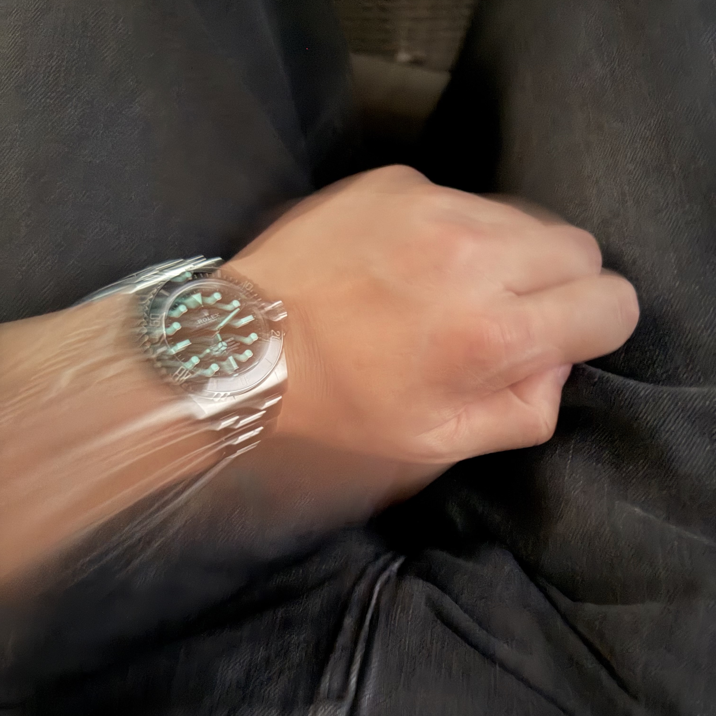 Rolex Submariner 41mm 124060 Black Oyster 착용 스타일 - 3