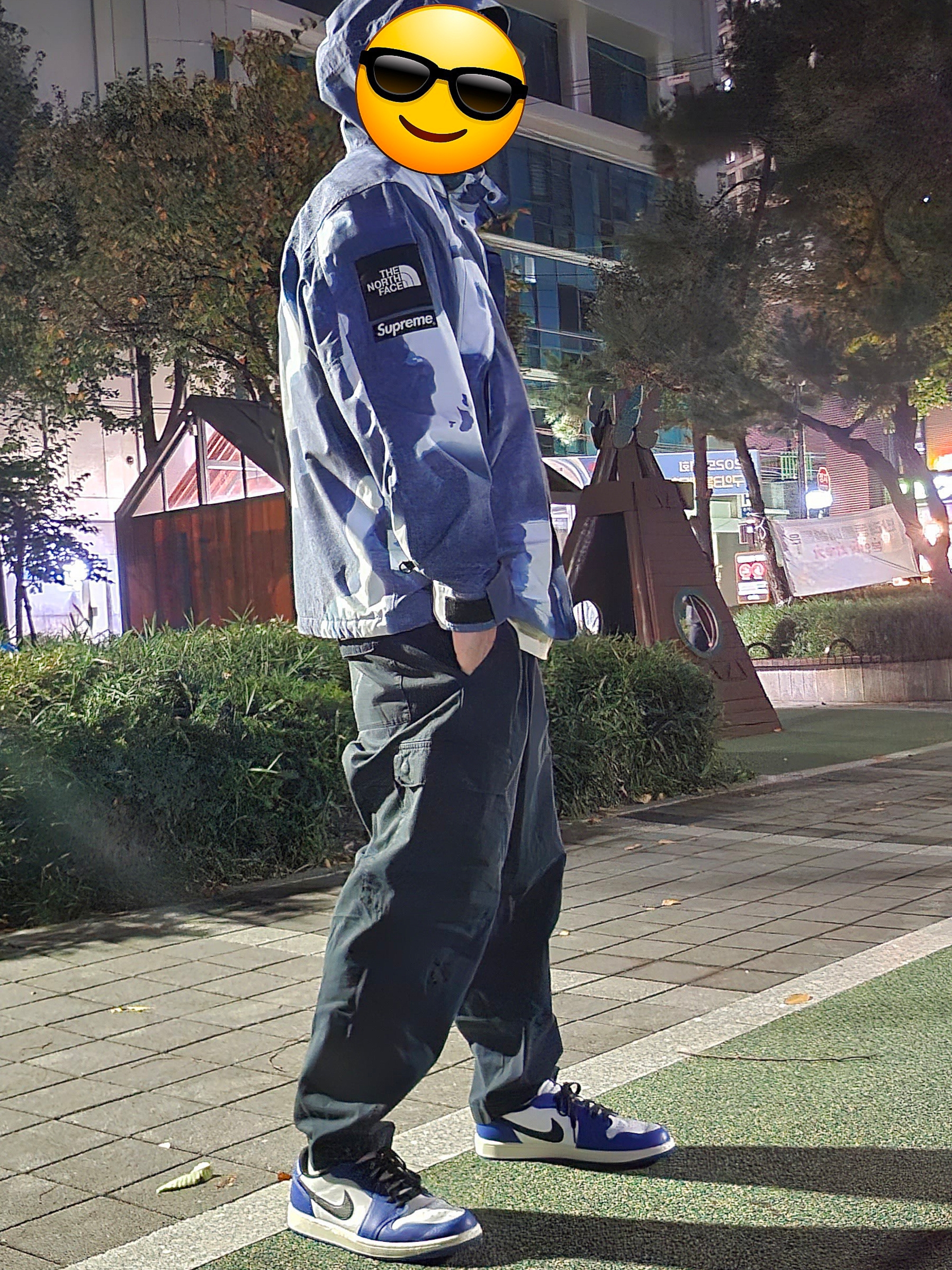 Supreme x The North Face Bleached Denim Print Mountain Jacket Indigo - 21FW, Jordan 1 Retro Low OG Game Royal 착용 스타일 - 5