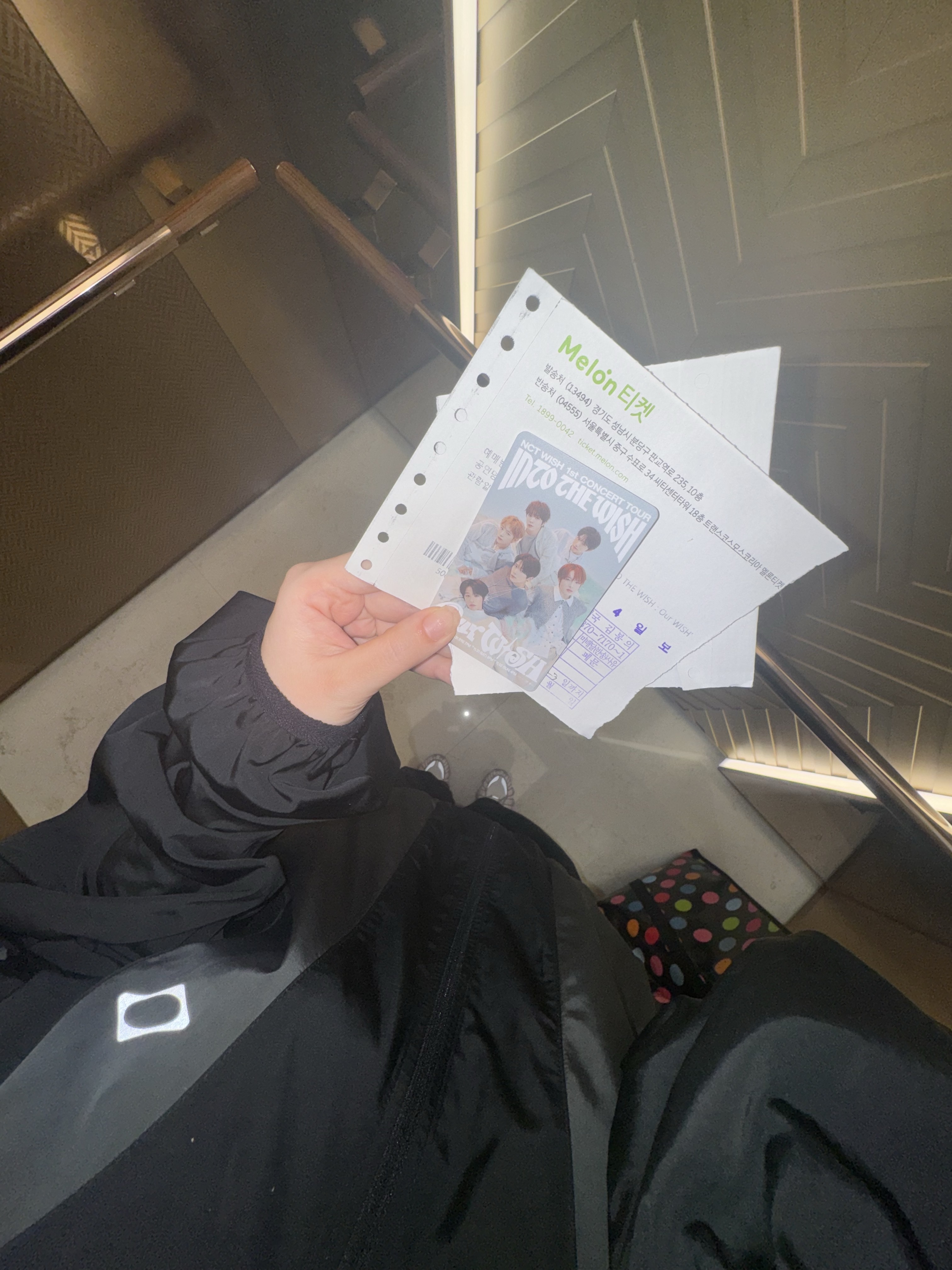 Shalomclub x NCT Wish Wish Bloom Bag White, Dr. Martens Jadon Boots Black 착용 스타일 - 9
