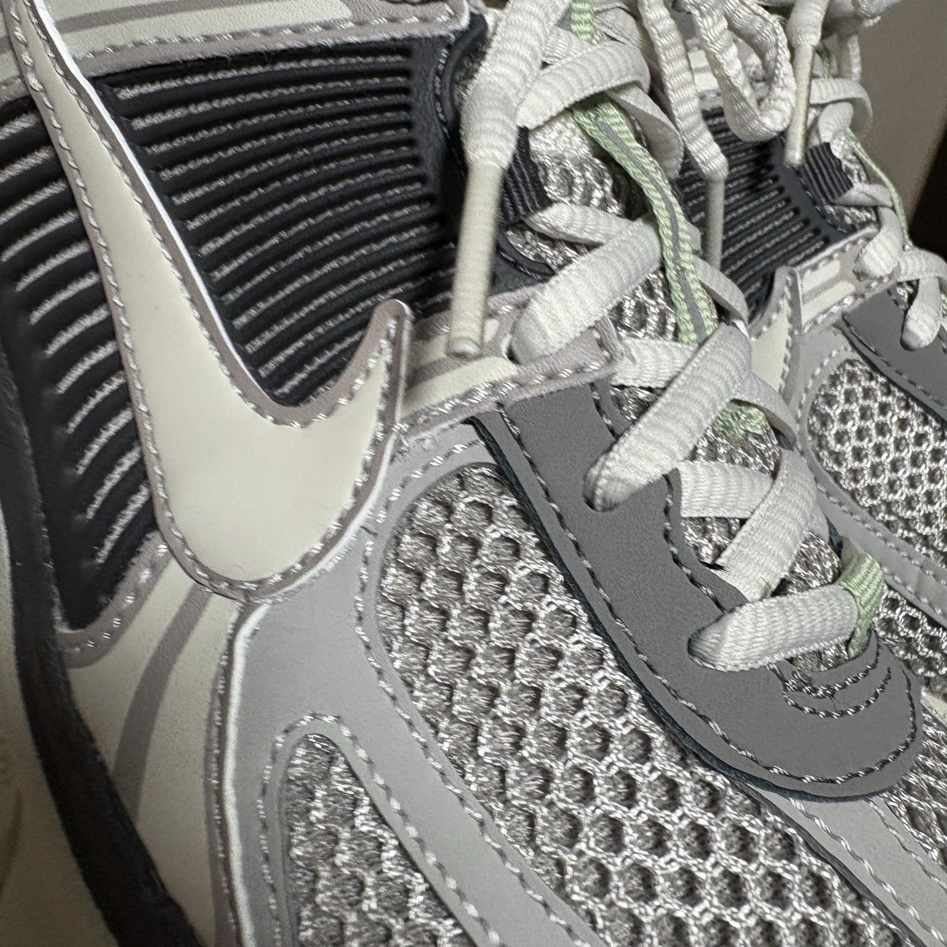 (W) Nike Zoom Vomero 5 Cobblestone and Flat Pewter 착용 스타일 - 1