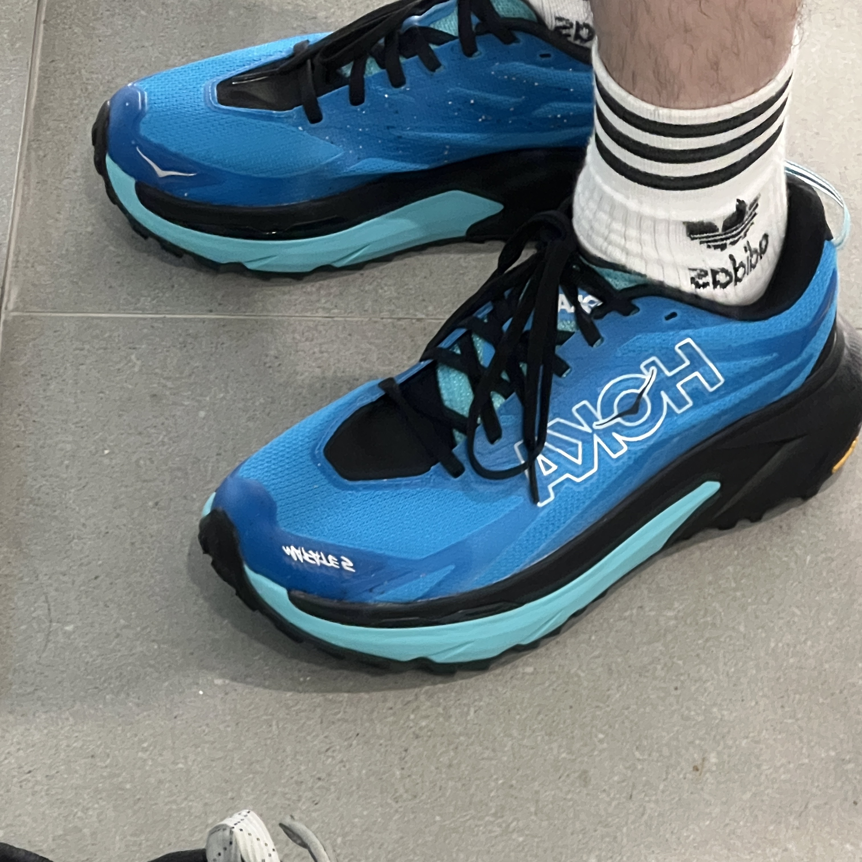 Hoka Mafate 5 Skyward Blue Black, (W) Hoka Mafate 5 Skyward Blue Black 착용 스타일 - 2
