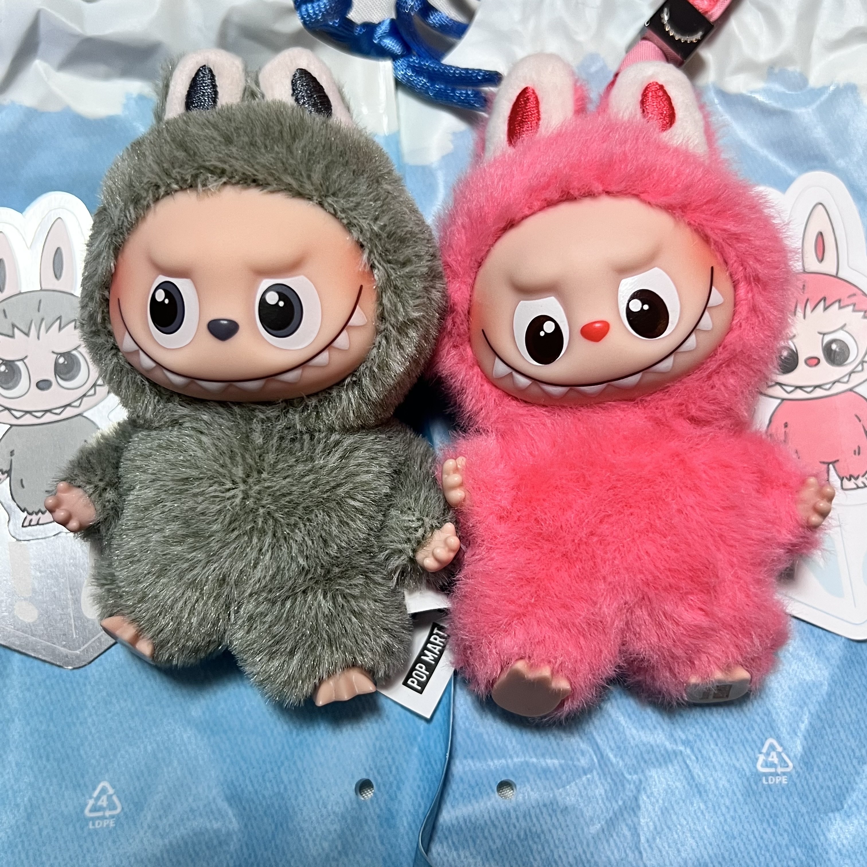 Pop Mart Labubu The Monsters Pin For Love Series Vinyl Plush Pendant Sealed Case (N-Z) (1 Blind Box) 착용 스타일