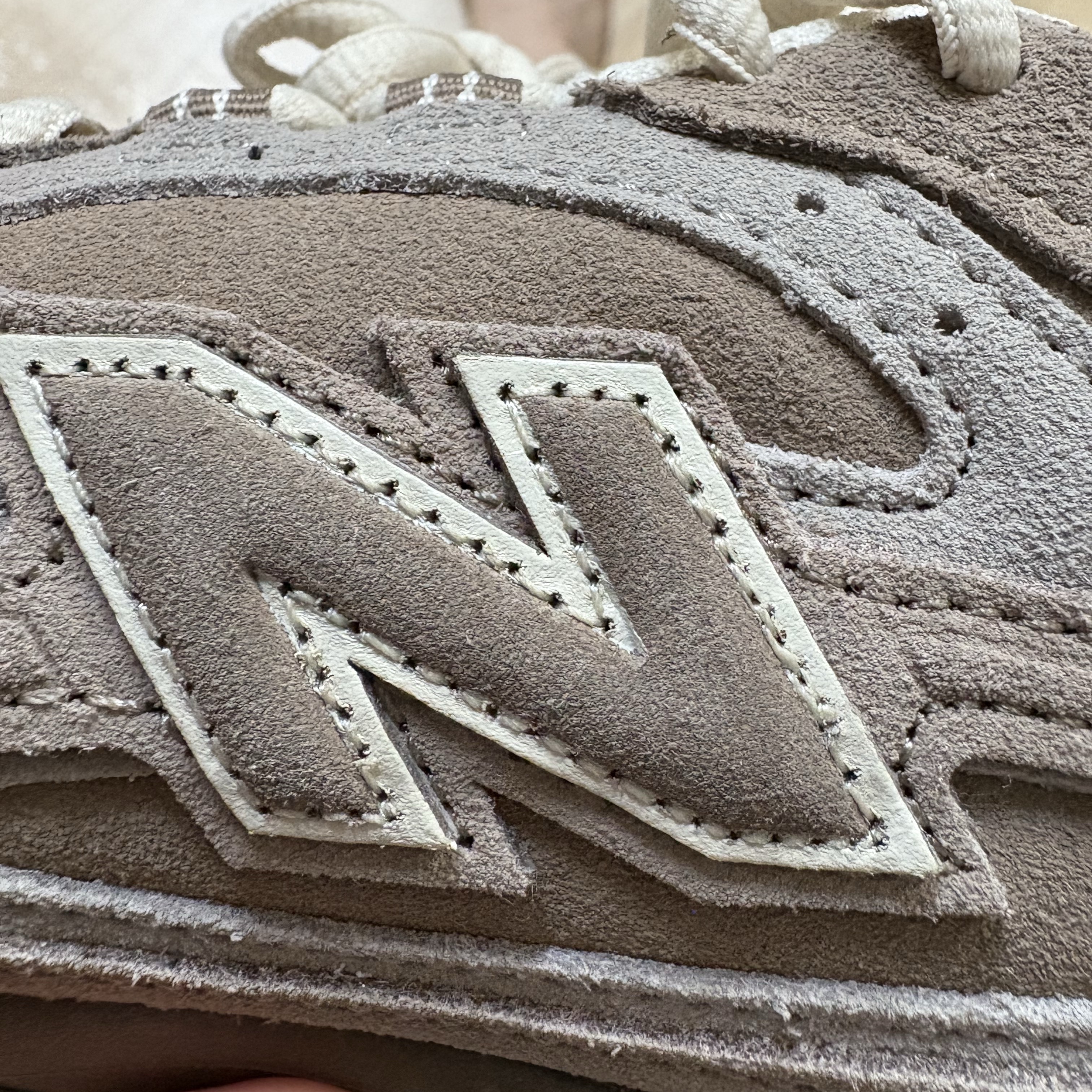 New Balance 204L Suede Mushroom Arid Stone 착용 스타일 - 2