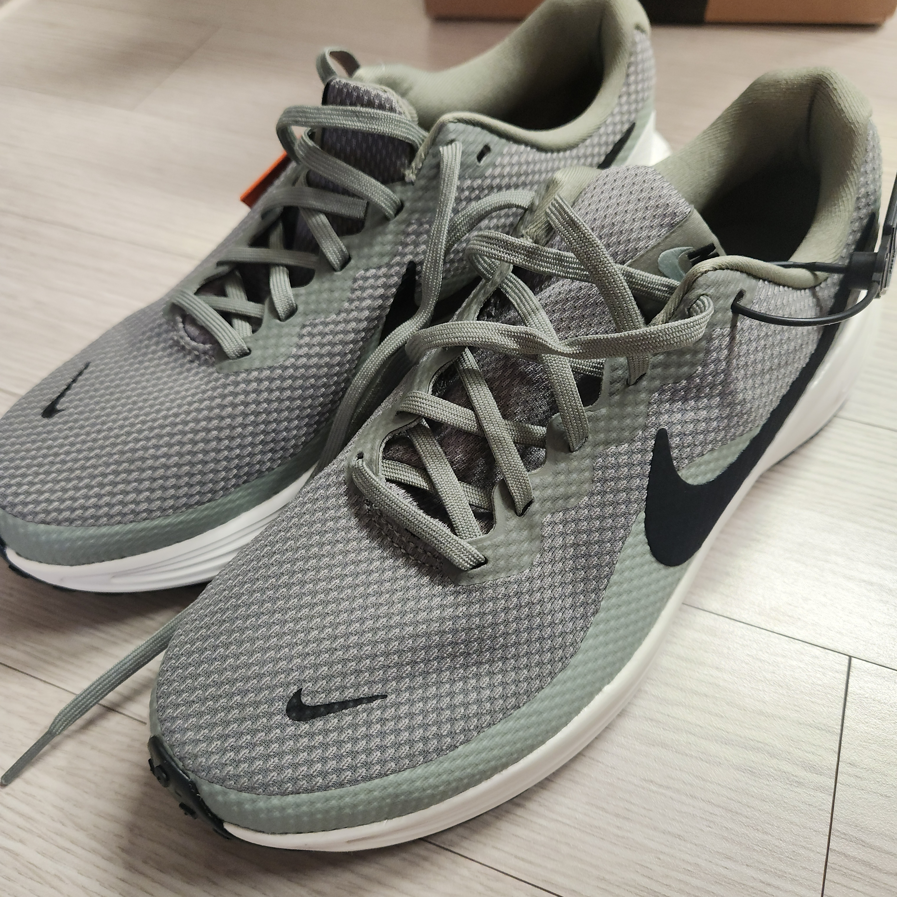 Nike Revolution 8 Light Army Jade Horizon 착용 스타일