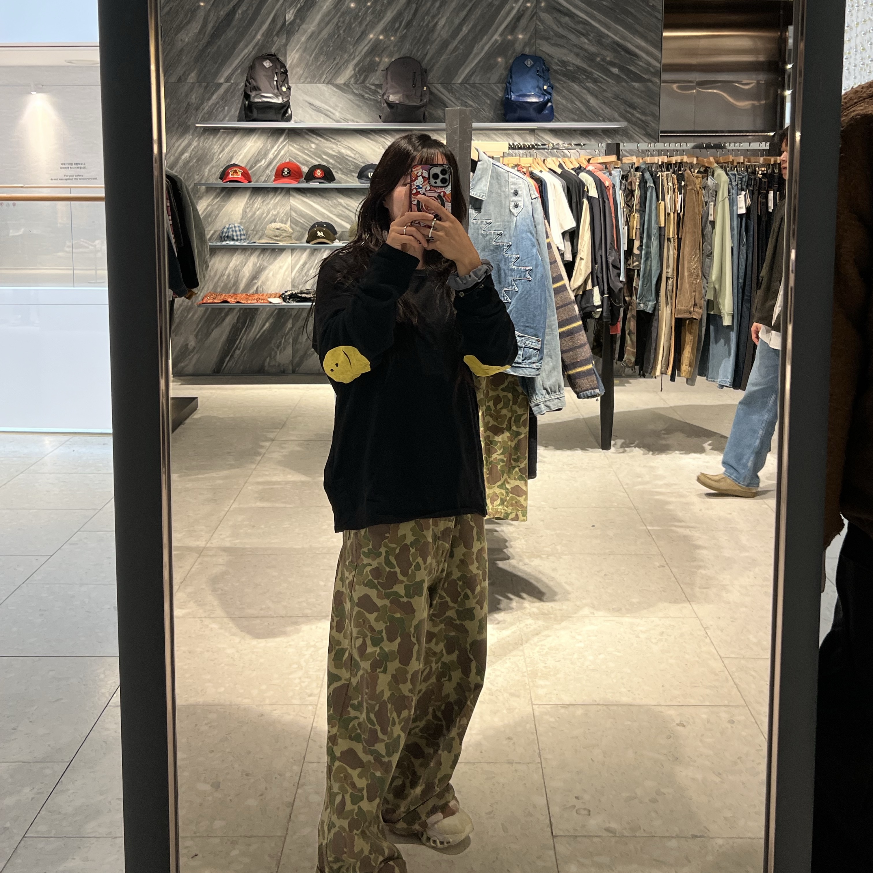 Kapital Gauze Chef Long Sleeve T-Shirt Rainbowy Patch Black, Kapital Hunter Camouflage Herringbone Port Baggy Pants Hunter Camouflage 착용 스타일