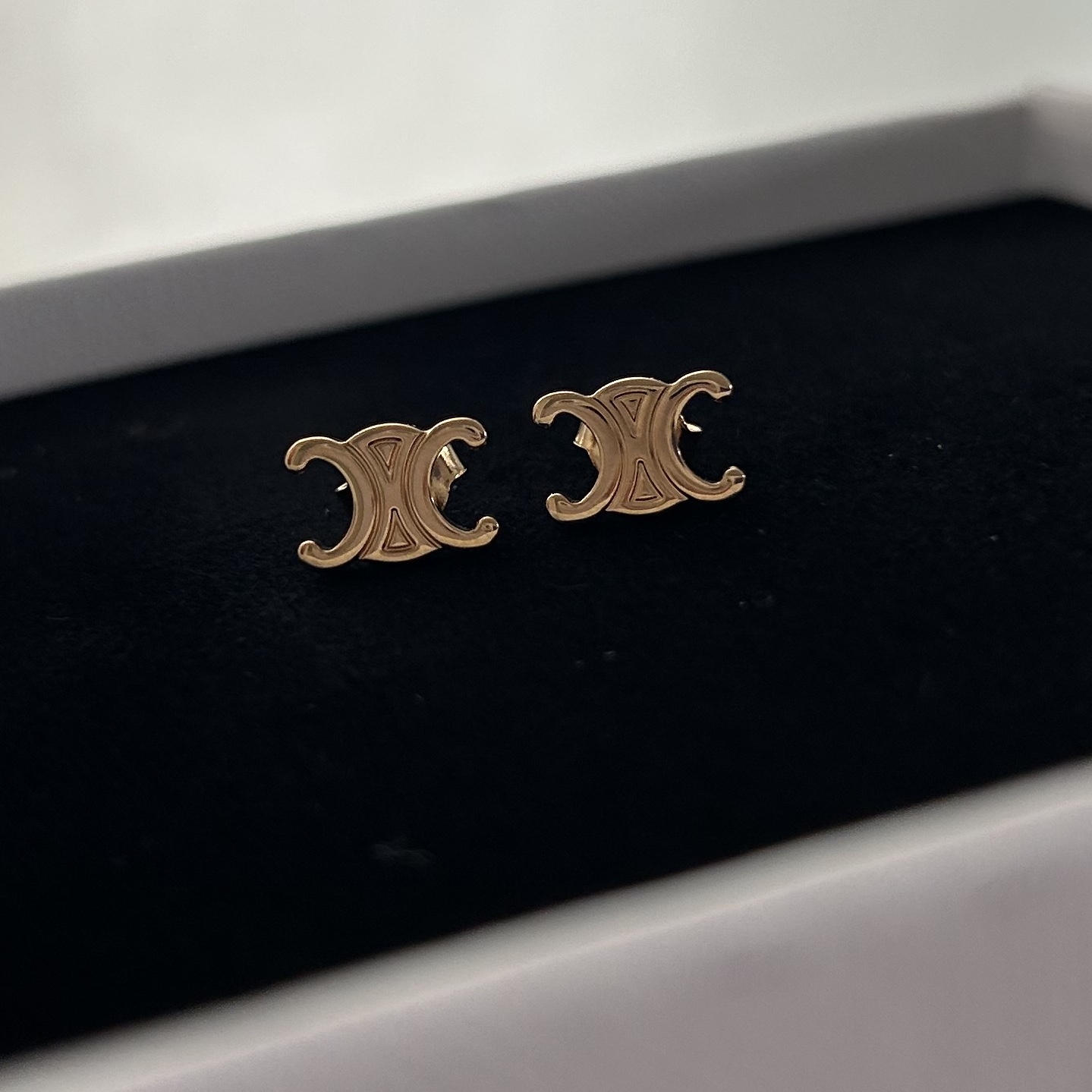 (W) Celine Triomphe Studs in Brass with Gold Finish Gold 착용 스타일 - 3