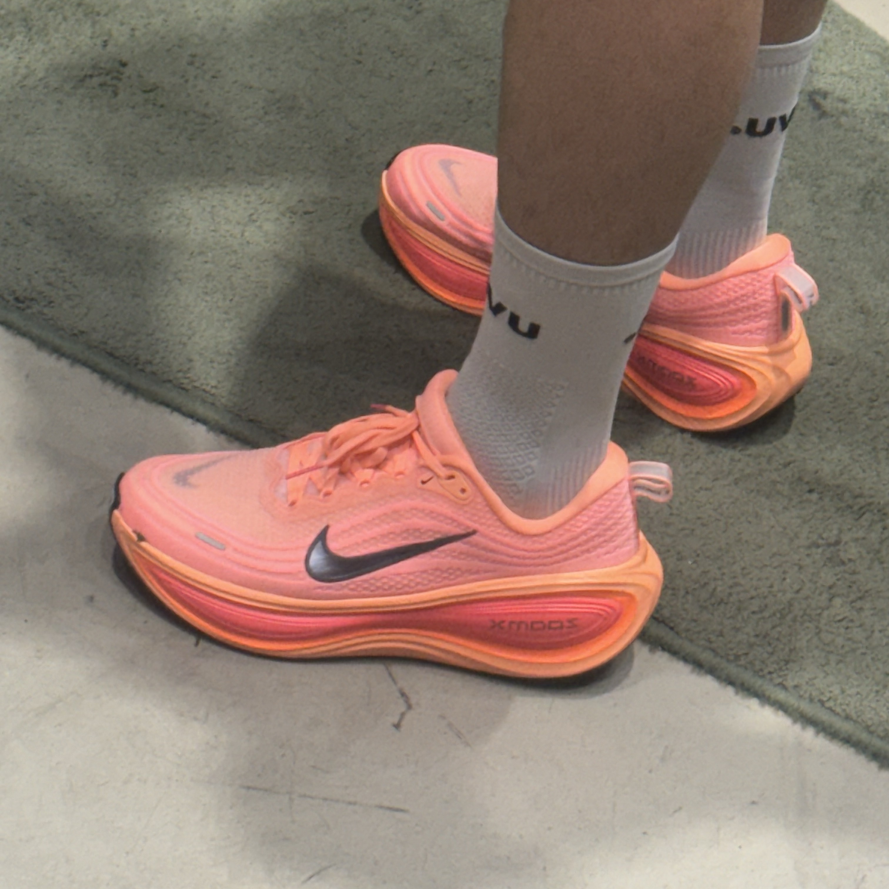 Nike Vomero Plus Orange Pulse Hot Lava 착용 스타일