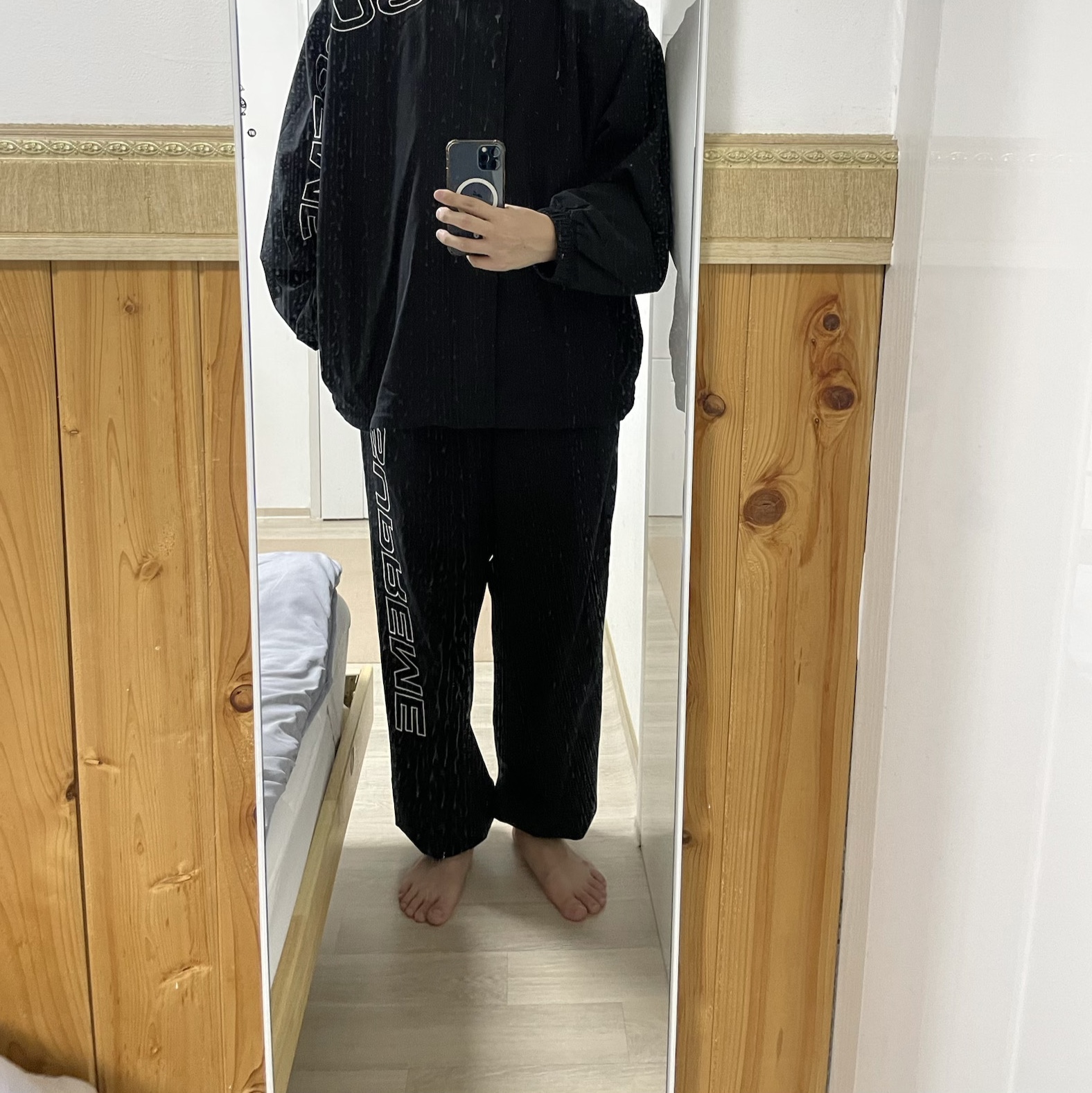 Supreme Spellout Embroidered Ripstop Track Pants Black - 25FW, Supreme Spellout Embroidered Ripstop Track Jacket Black - 25FW 착용 스타일 - 3