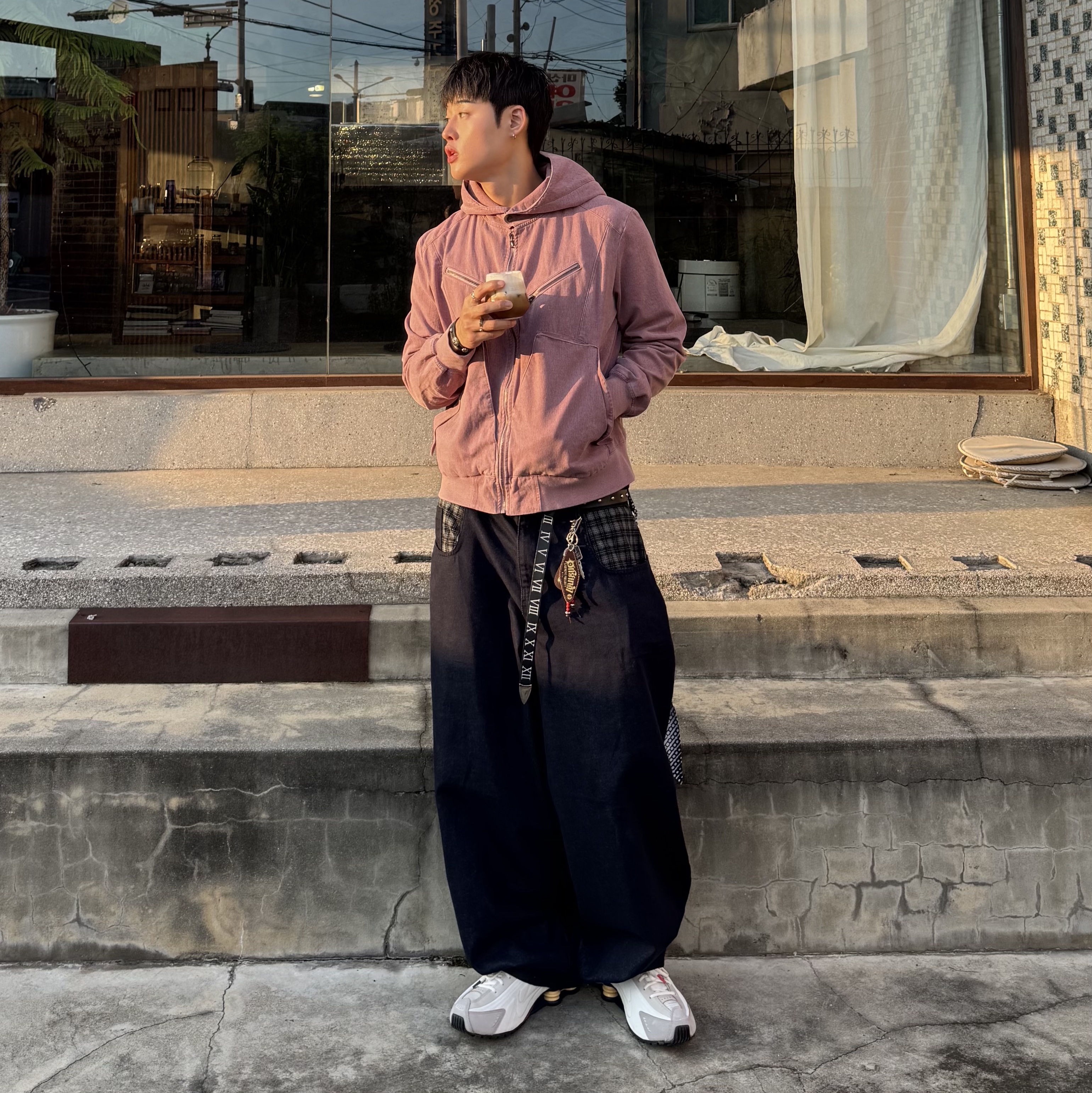 Nike Shox R4 PRM Light Iron Ore and Phantom 착용 스타일 - 1