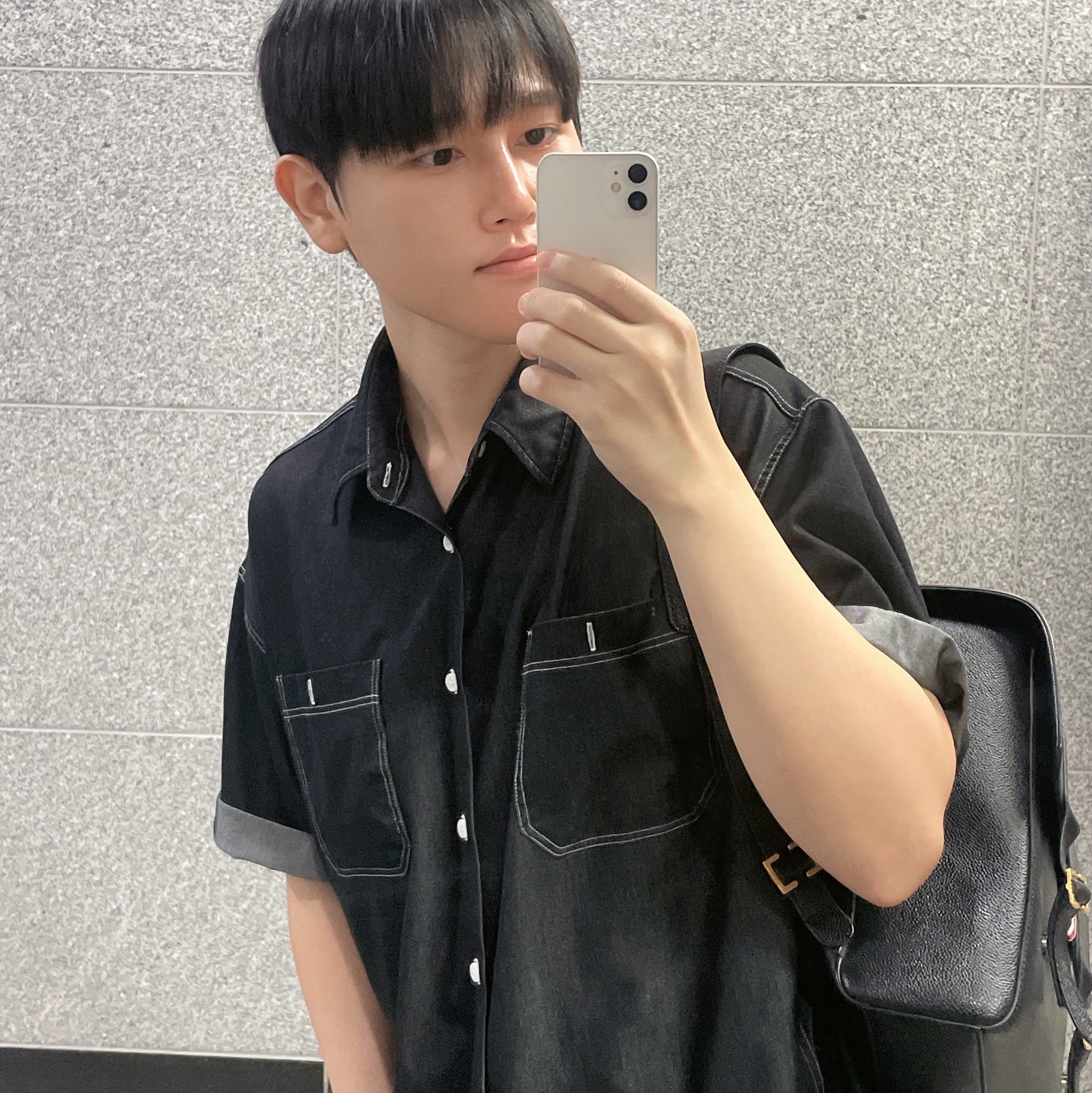 Thom Browne Pebble Grain Leather RWB Structured Backpack Black, Thom Browne Pebble Grain Leather Vertical Camera Bag Black 착용 스타일 - 1