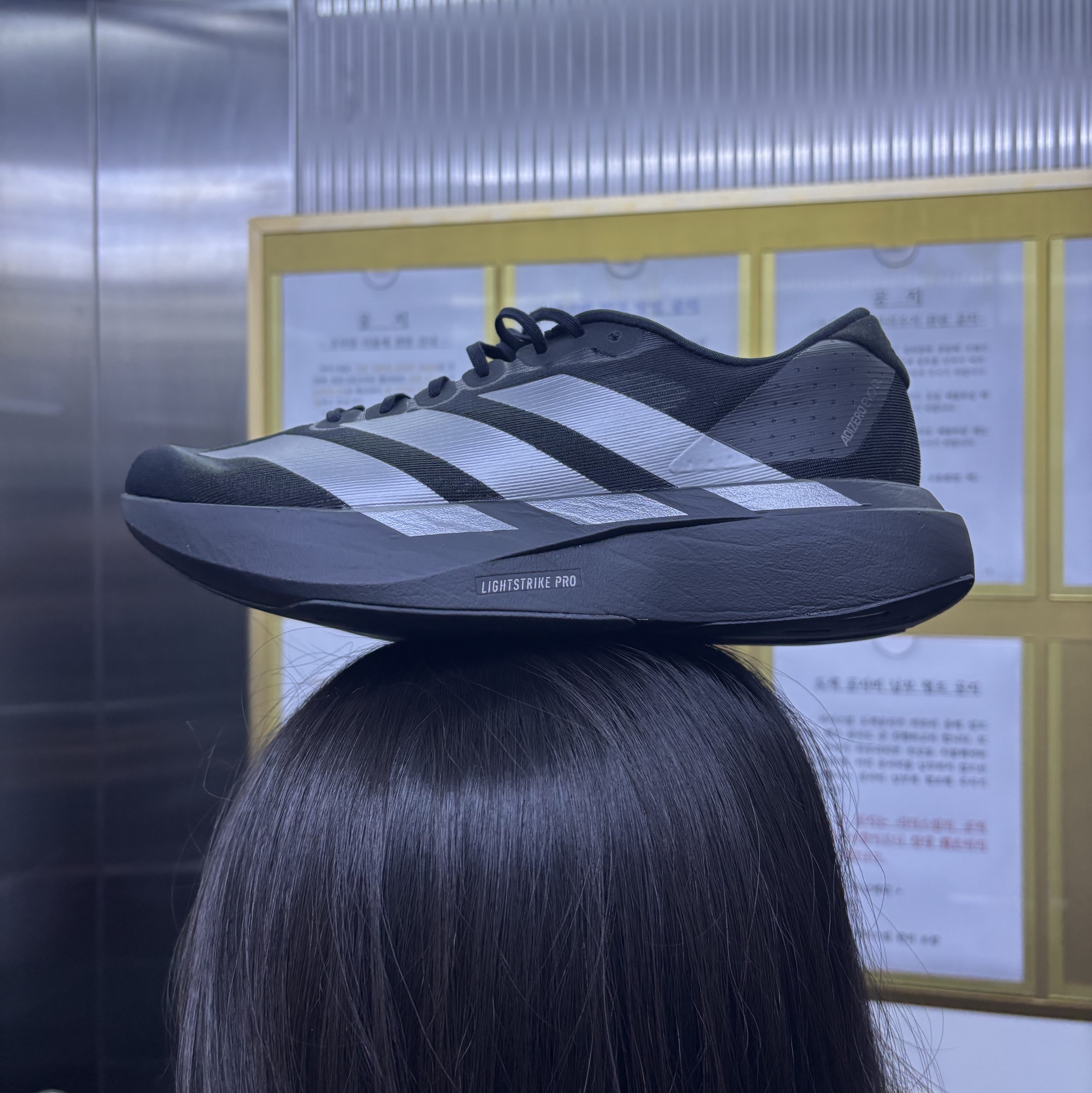 Adidas Adizero EVO SL Core Black Iron Metallic 착용 스타일 - 1