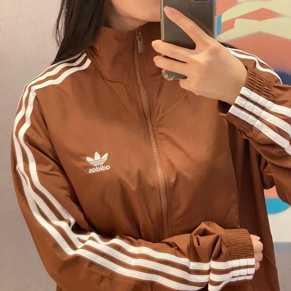 Adidas Adicolor Woven Firebird Track Top Preloved Brown - KR Sizing, (W) Adidas Beckenbauer Track Top Wonder White Trace Brown - KR Sizing 착용 스타일 - 3