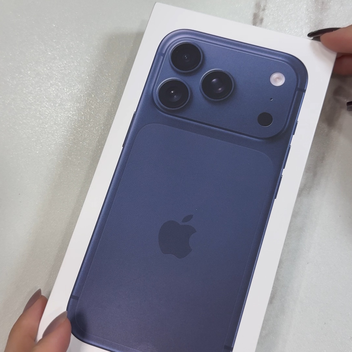 Apple iPhone 17 Pro 256GB Deep Blue 착용 스타일 - 1