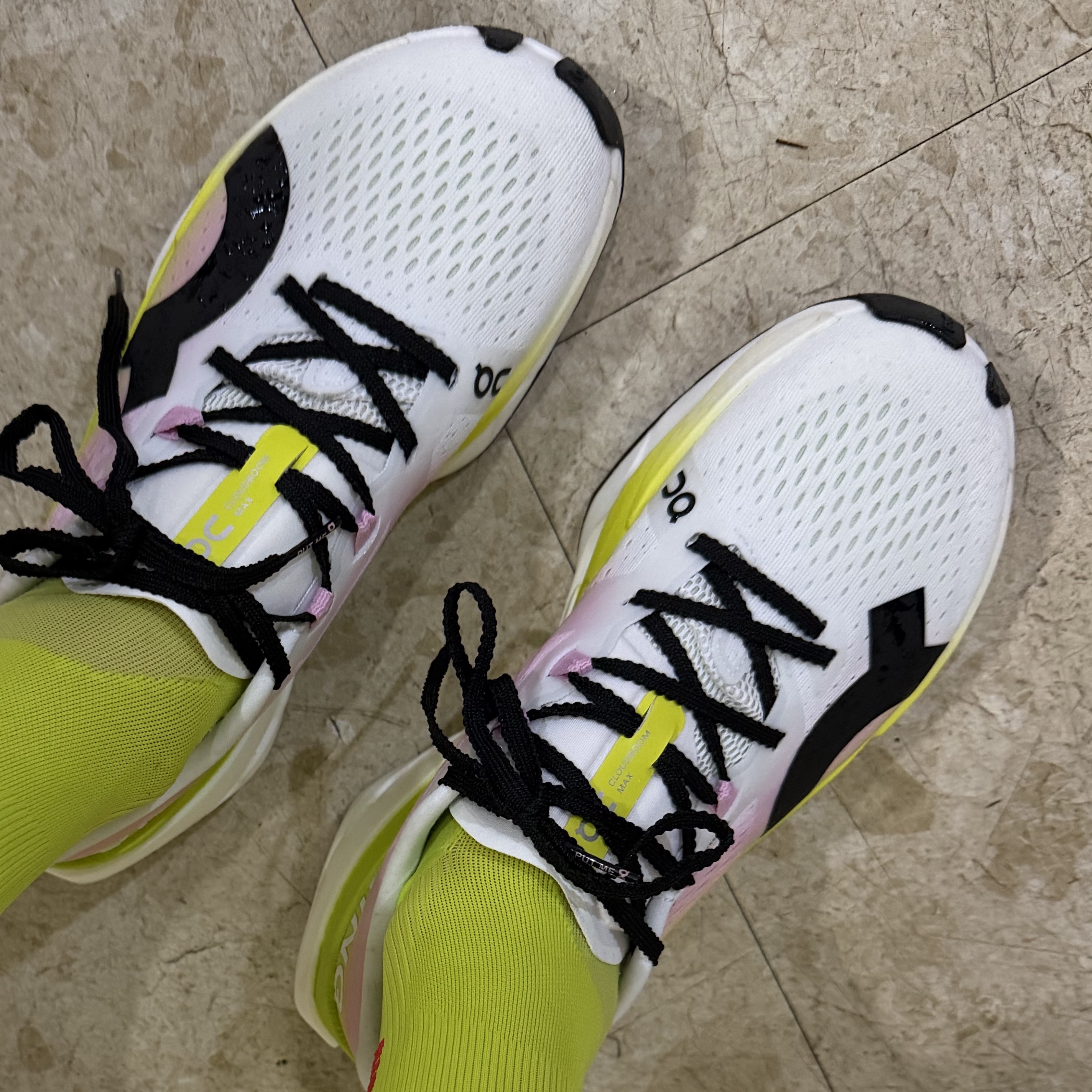 (W) On Running Cloudboom Max Lime Raspberry 착용 스타일