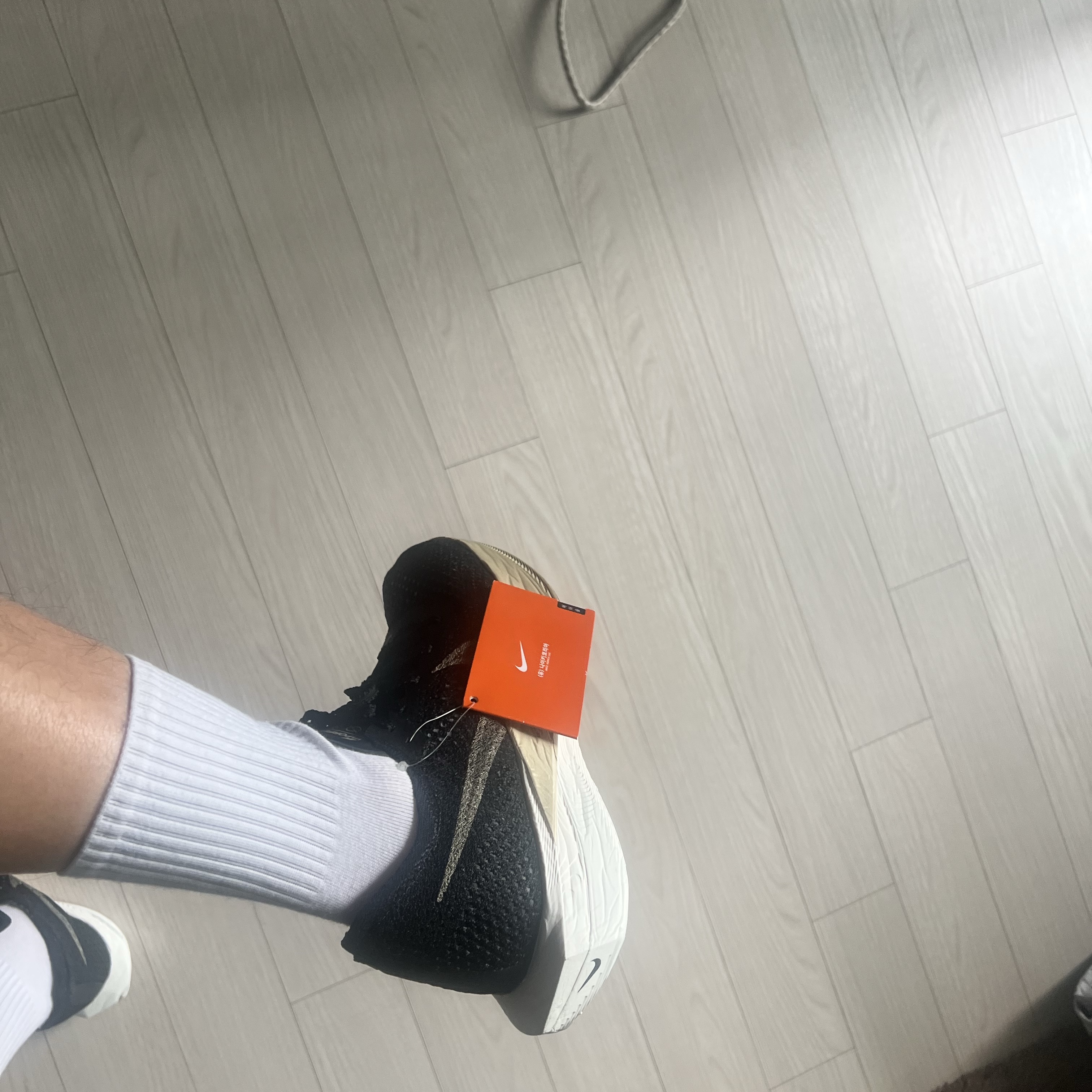 Nike ZoomX Vaporfly Next% 3 Black Metallic Gold Grain 착용 스타일