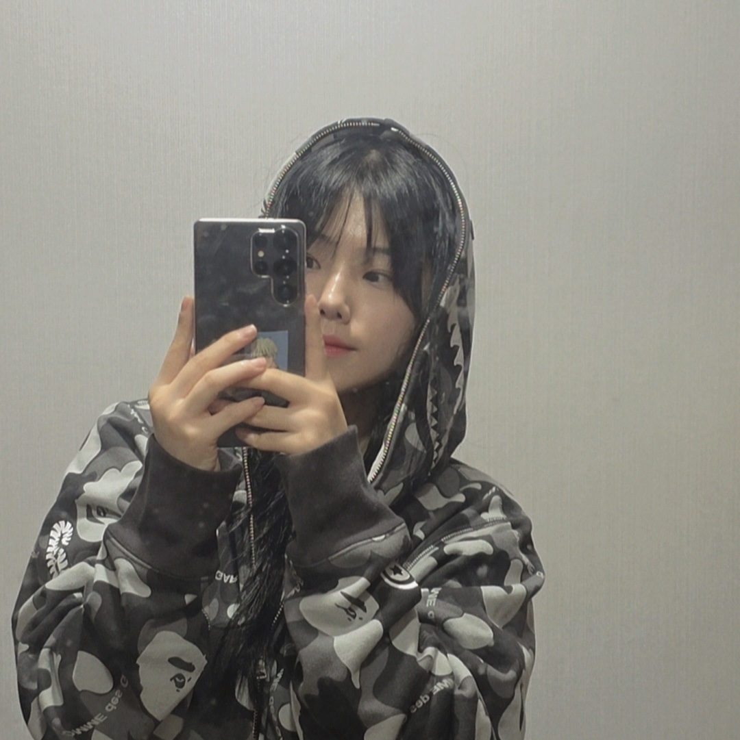 BAPE x Comme Des Garcons Osaka Shark Full Zip Hoodie Black 착용 스타일 - 2