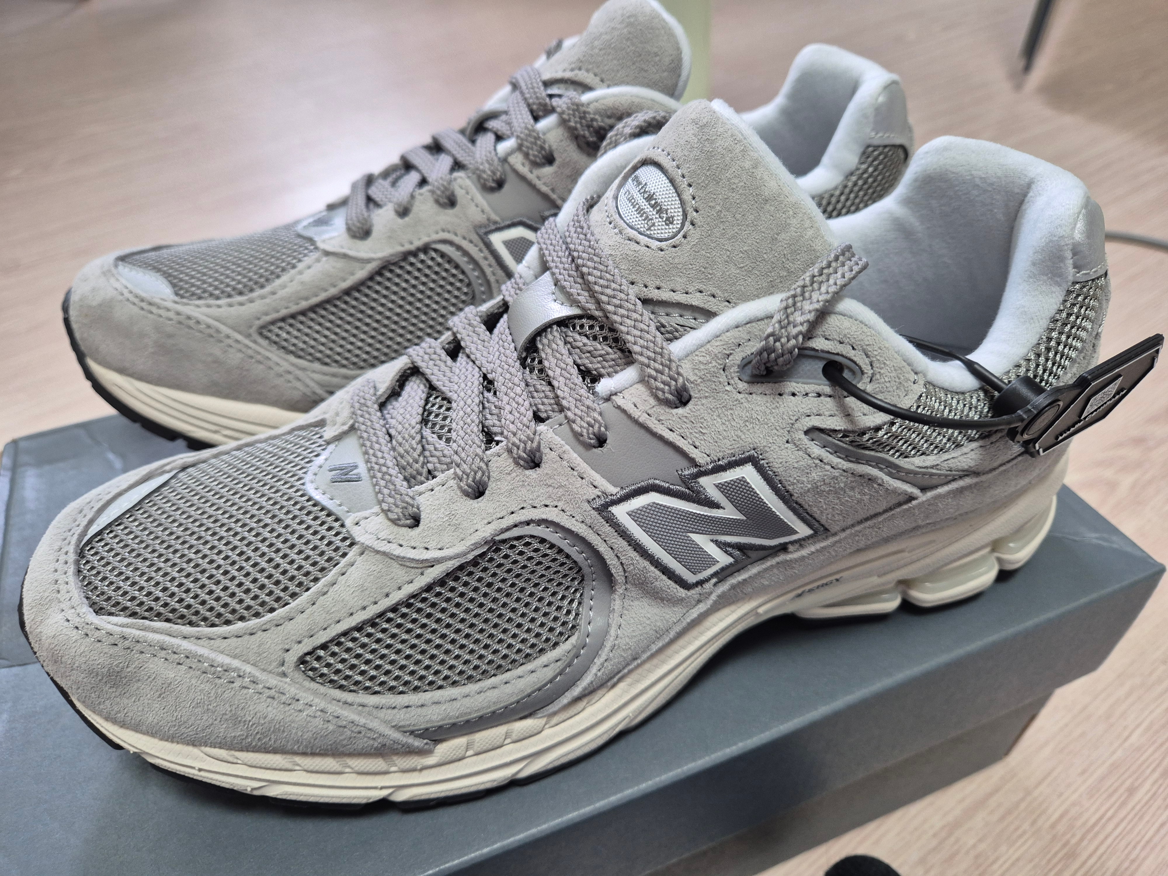 New Balance 2002R Grey 착용 스타일 - 3