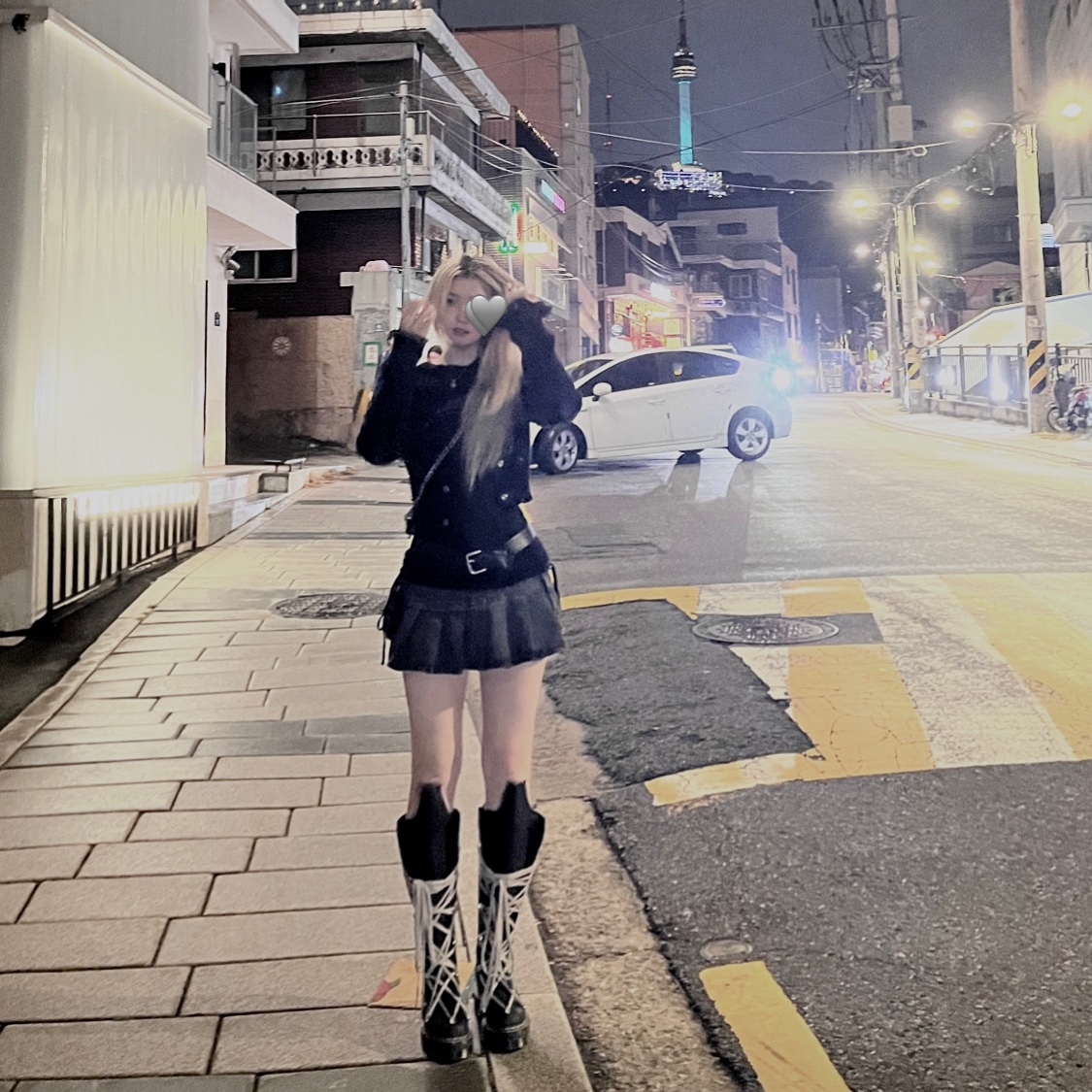 Dr. Martens x Rick Owens 1B60 Quad Sole Pentalace Boots Black, Balenciaga Arena Lambskin Aged Silver Hardware Le Cagole Mini Heart Bag Black 착용 스타일 - 1