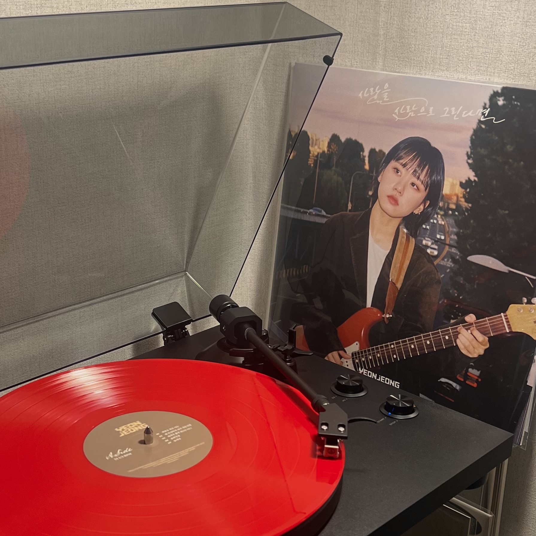 Yeonjeong 1st EP If I Draw Love As A Person LP Solid Red 착용 스타일
