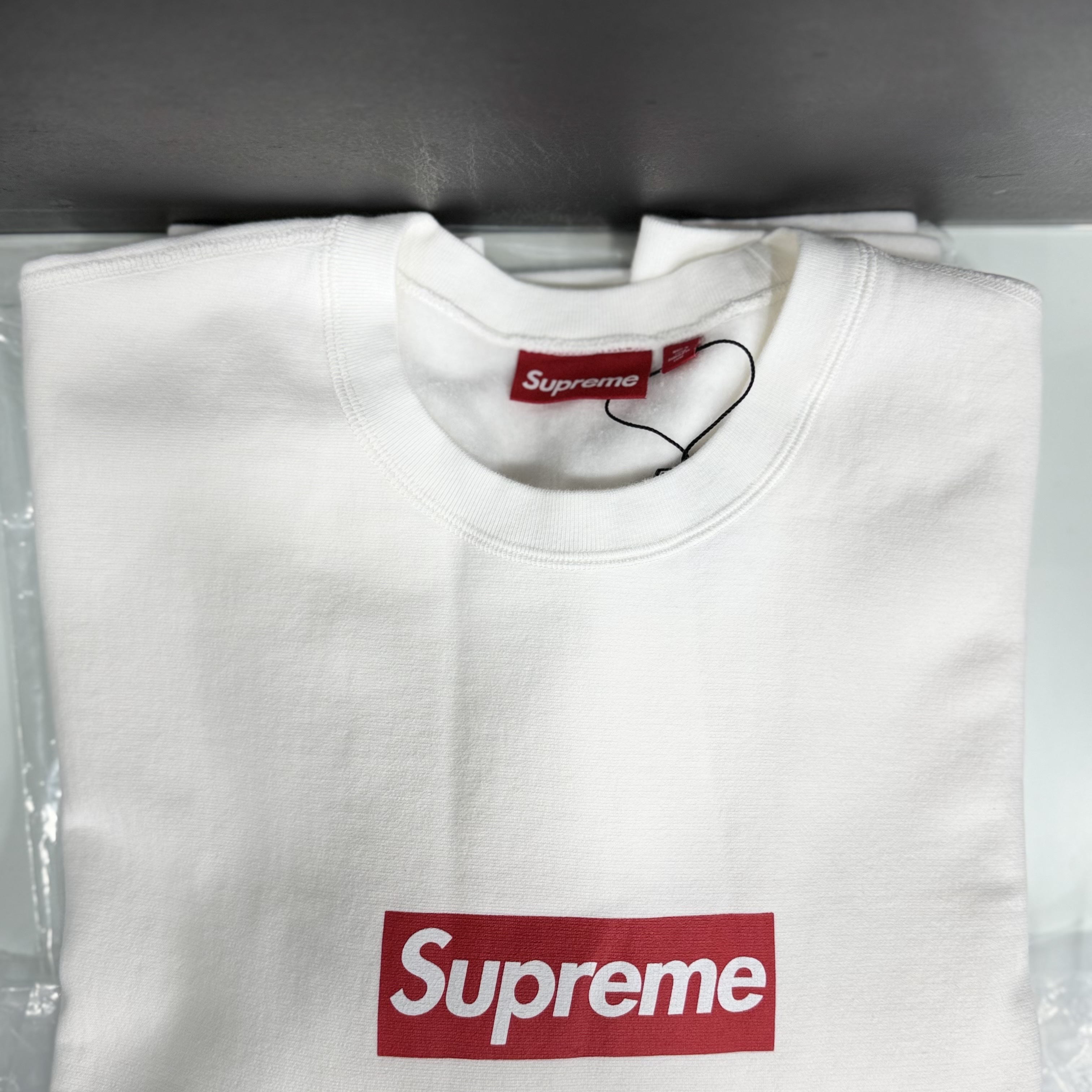 Supreme Washed Box Logo Crewneck White - 25SS 착용 스타일