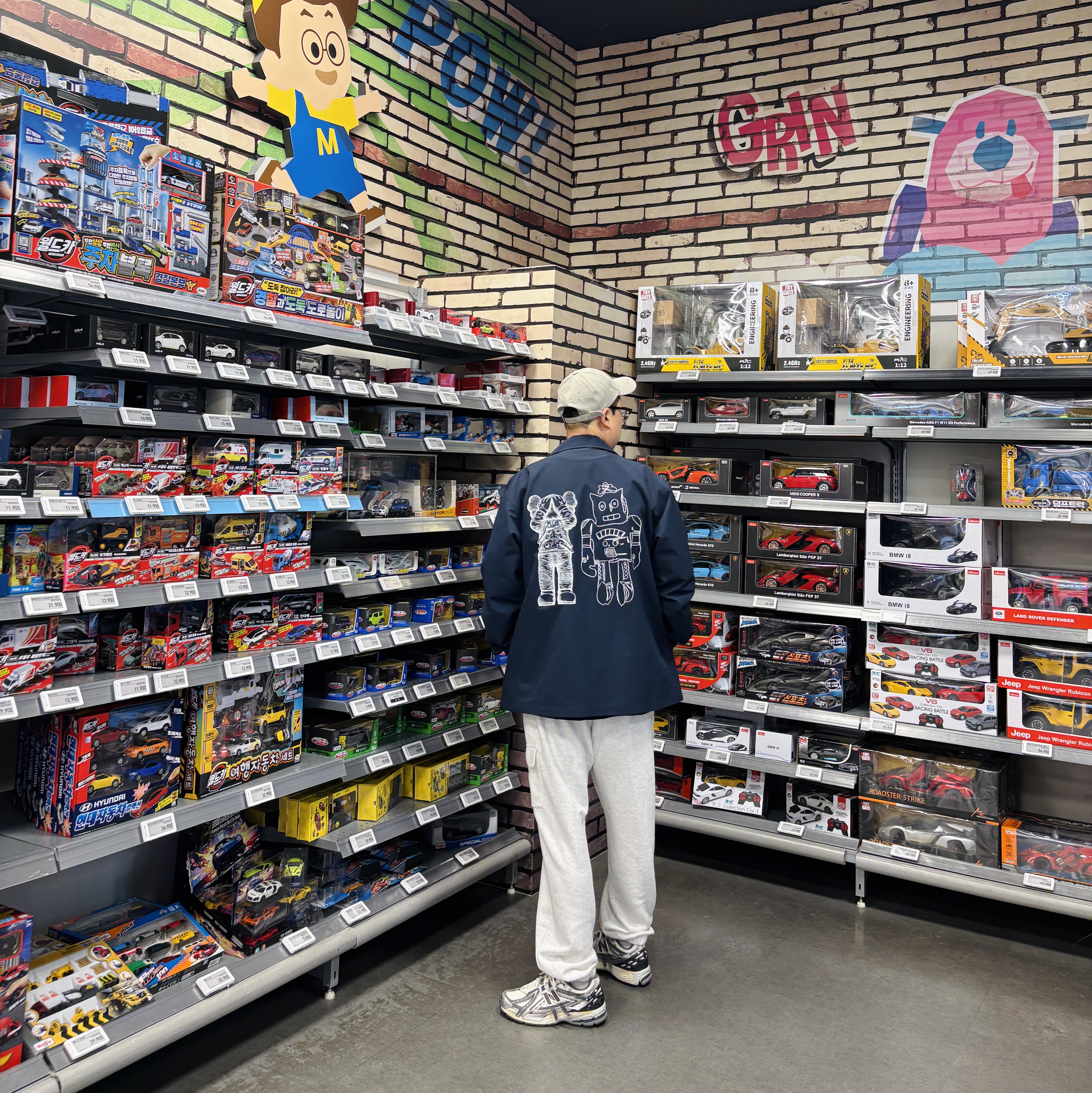 (Kids) Uniqlo UT x Kaws x Warhol Coach Jacket Navy, Emis Wappen Ball Cap Gray 착용 스타일 - 5