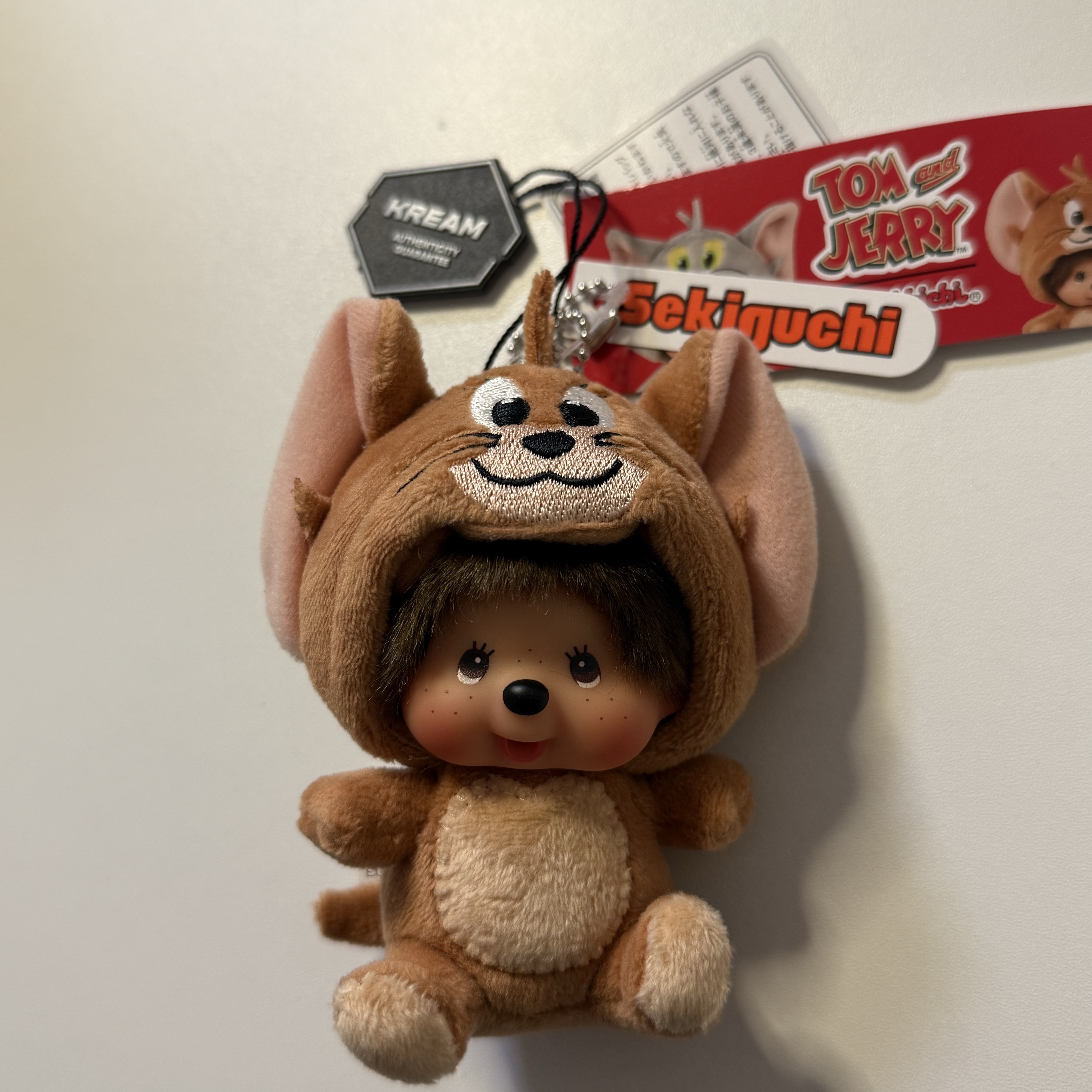 Monchhichi x Tom & Jerry SS Doll Mini Key Chain Jerry 착용 스타일 - 1