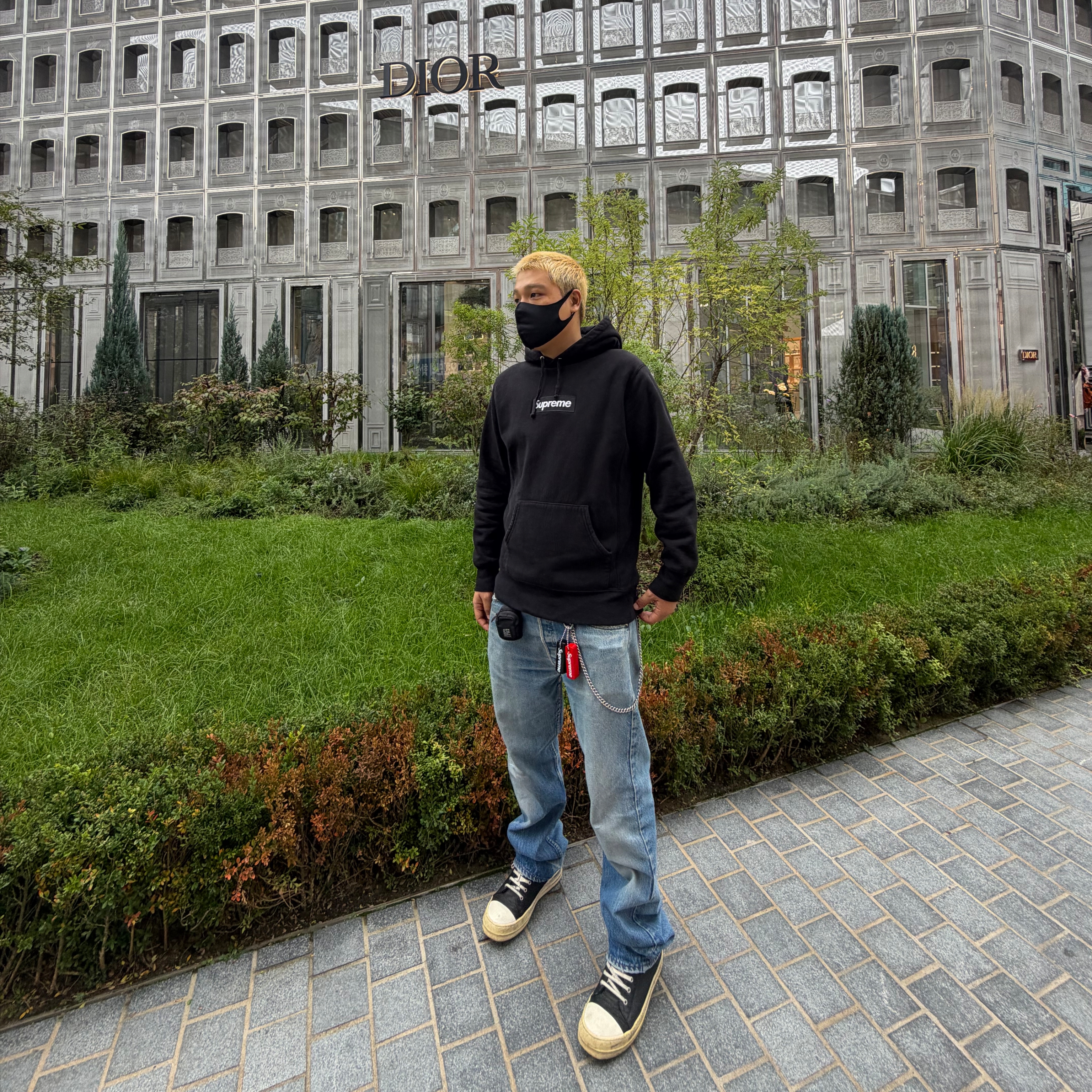 Supreme Box Logo Hooded Sweatshirt Black - 21FW, Supreme Floating Keychain Red - 23FW 착용 스타일 - 1