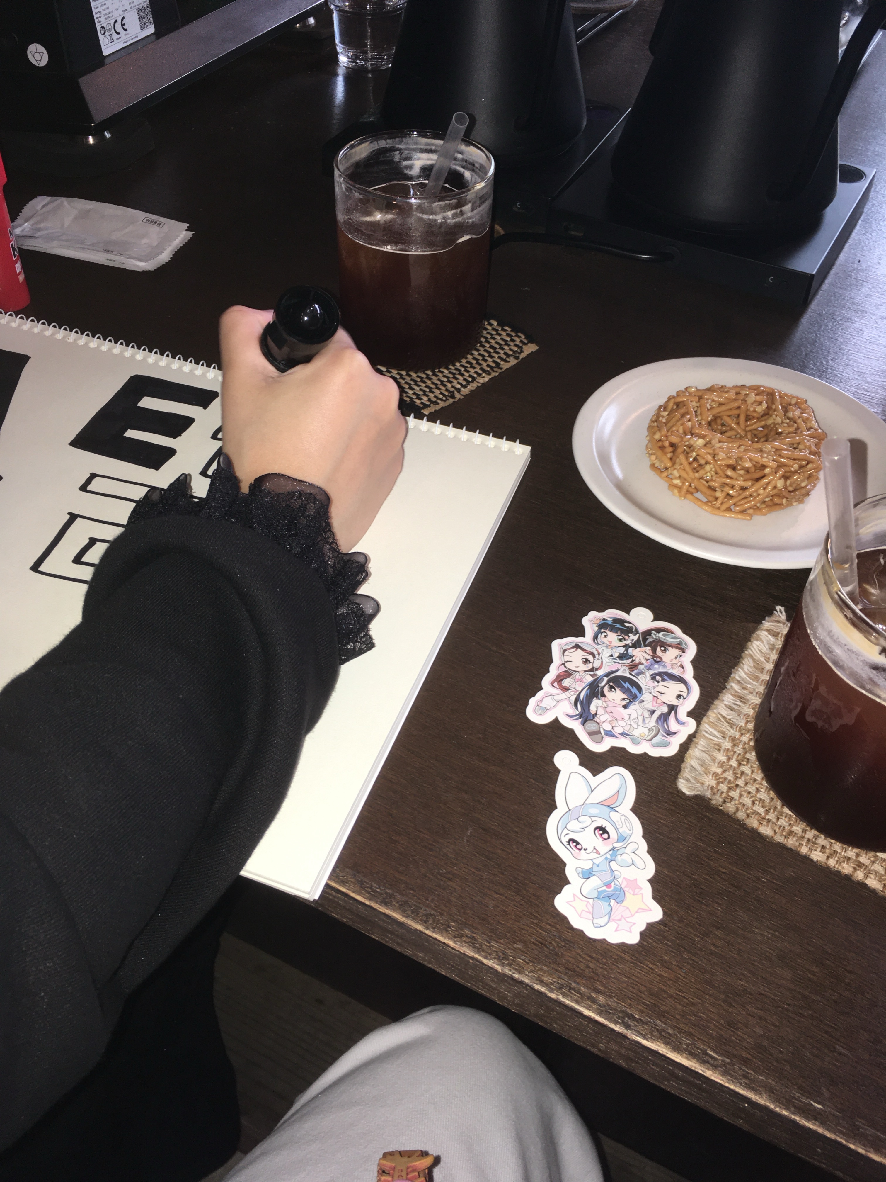 Shalomclub x NCT Wish Wish Bloom Bag White, Dr. Martens Jadon Boots Black 착용 스타일 - 3