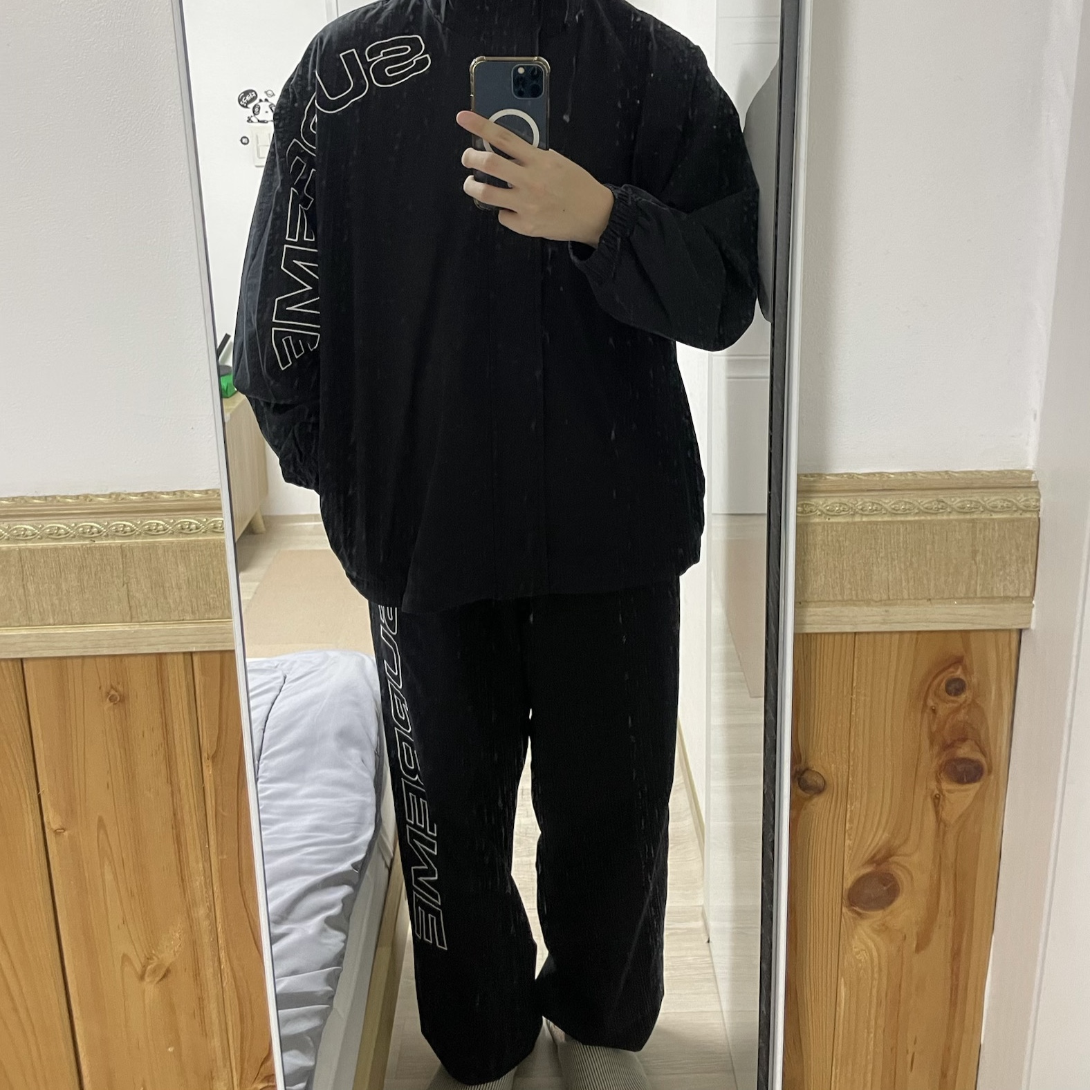Supreme Spellout Embroidered Ripstop Track Pants Black - 25FW, Supreme Spellout Embroidered Ripstop Track Jacket Black - 25FW 착용 스타일 - 5