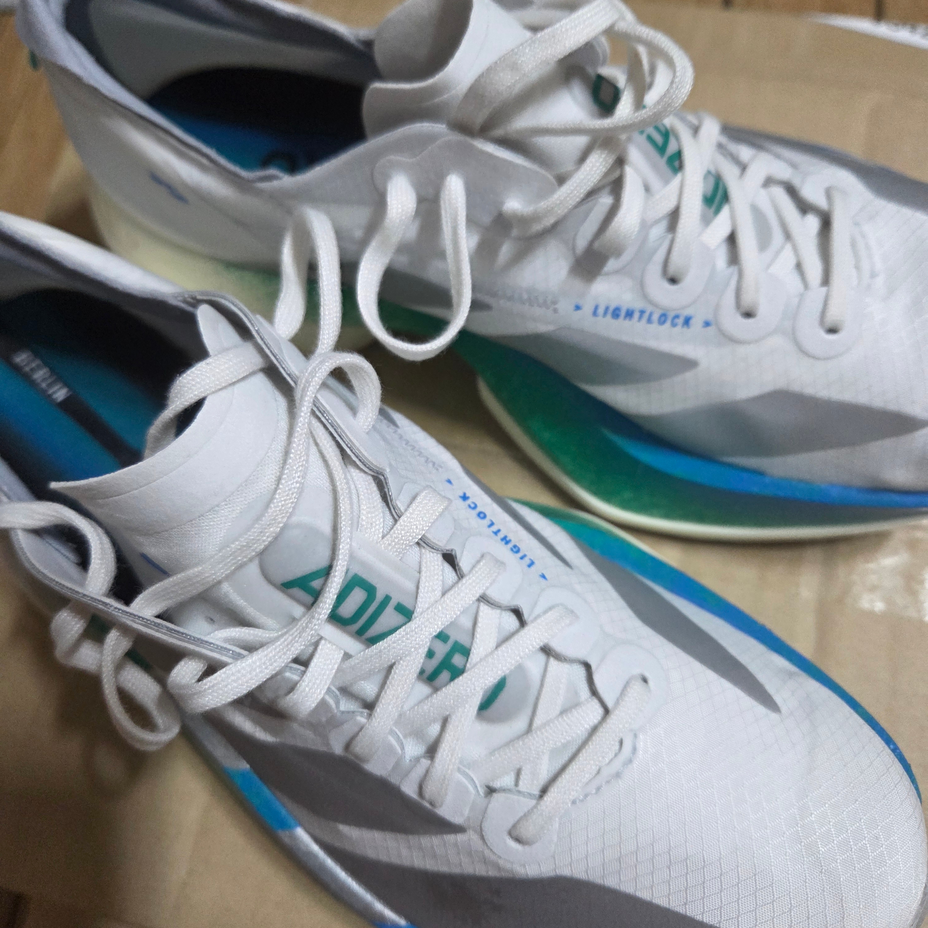 (W) Adidas Adizero Adios Pro 4 Crystal White Matte Silver 착용 스타일