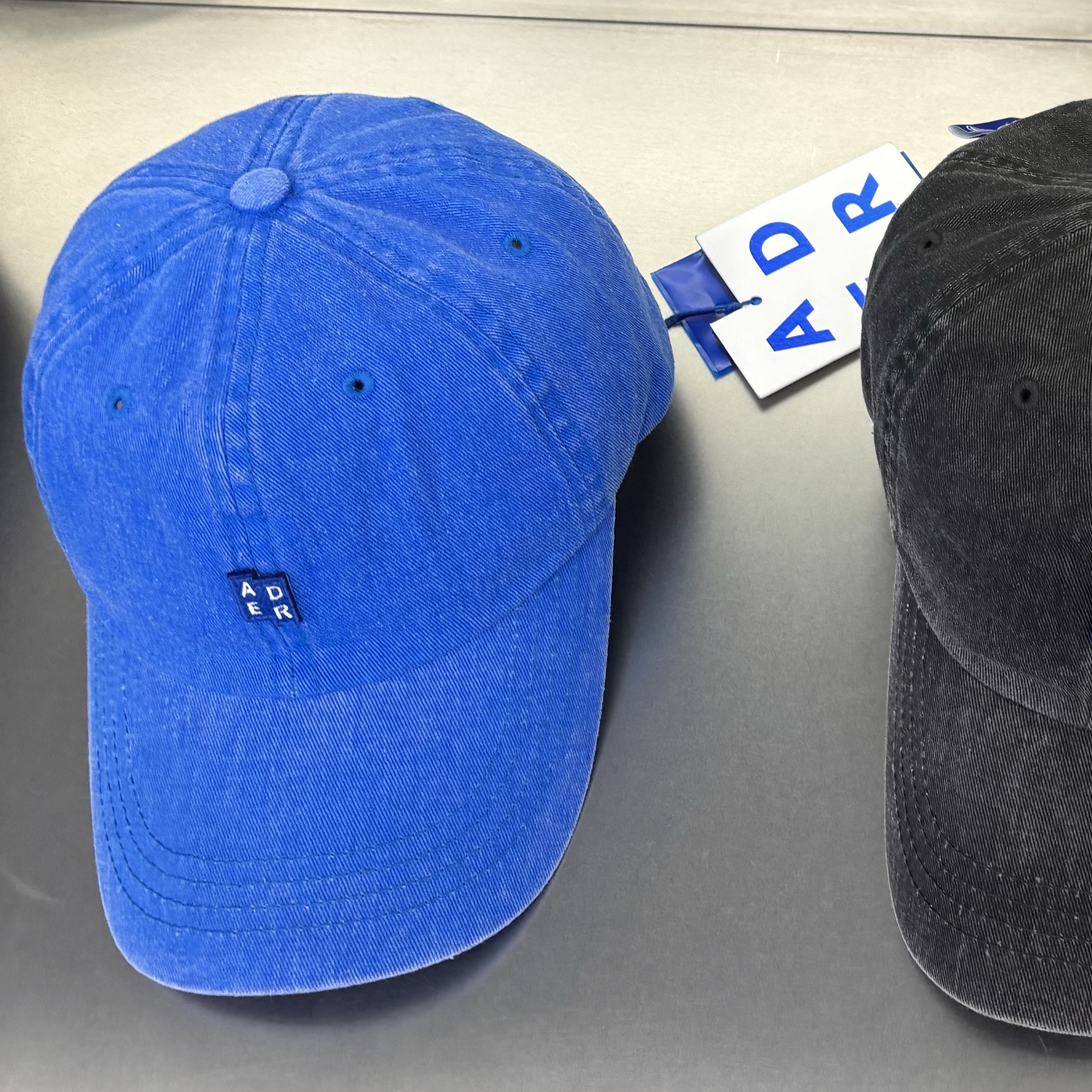 Ader Error Sig; TRS Tag Cap 01 Z-Blue 착용 스타일