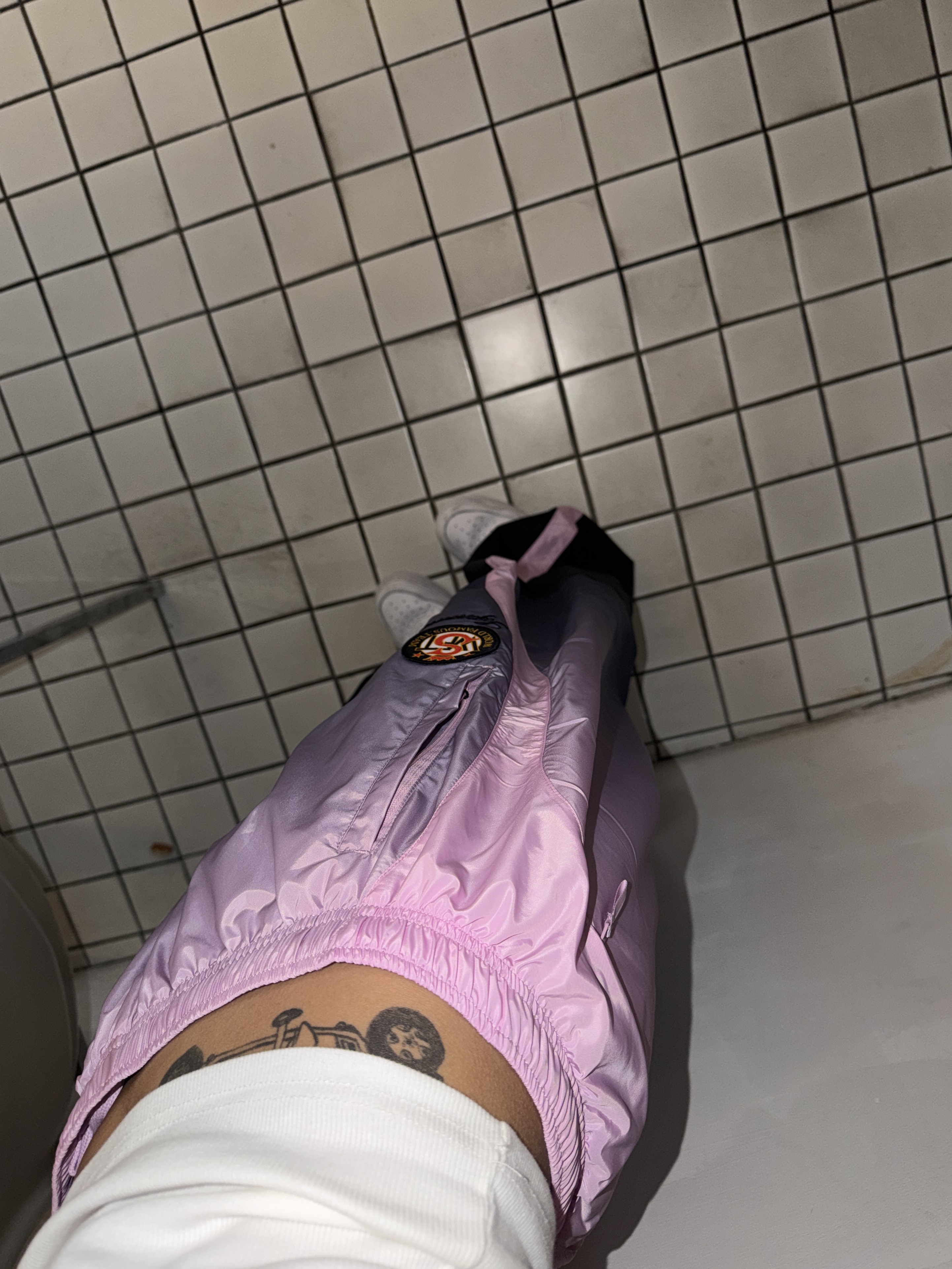 Supreme x Umbro Gradient Track Pant Pink - 25FW, Supreme x Umbro Gradient Track Pant Black - 25FW 착용 스타일