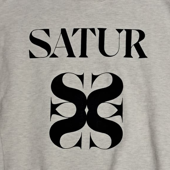 SATUR Classic Logo Sweatshirt Melange Ivory 착용 스타일