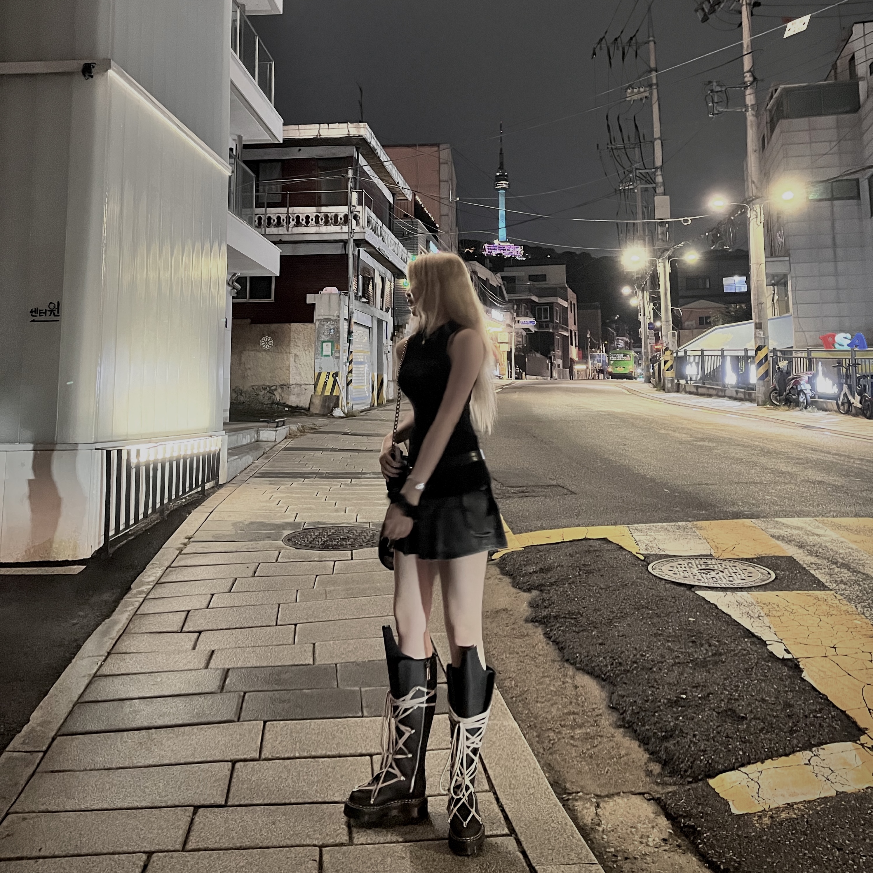 Dr. Martens x Rick Owens 1B60 Quad Sole Pentalace Boots Black, Balenciaga Arena Lambskin Aged Silver Hardware Le Cagole Mini Heart Bag Black 착용 스타일 - 2