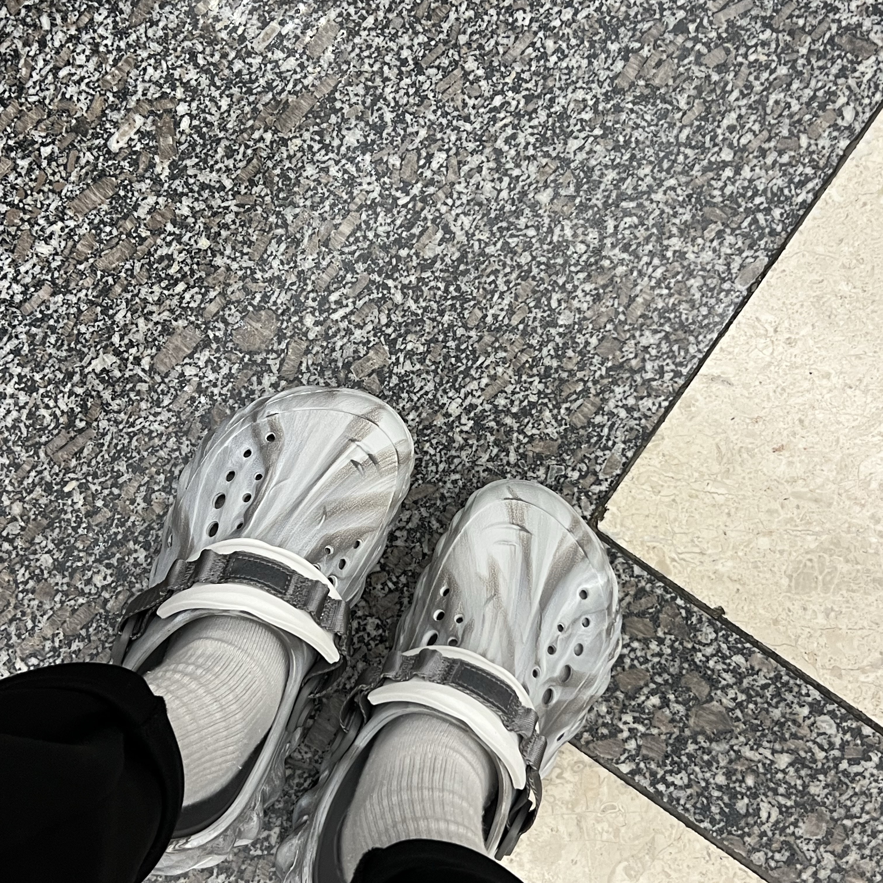Crocs Echo Marbled Clog Moonlight Multi 착용 스타일