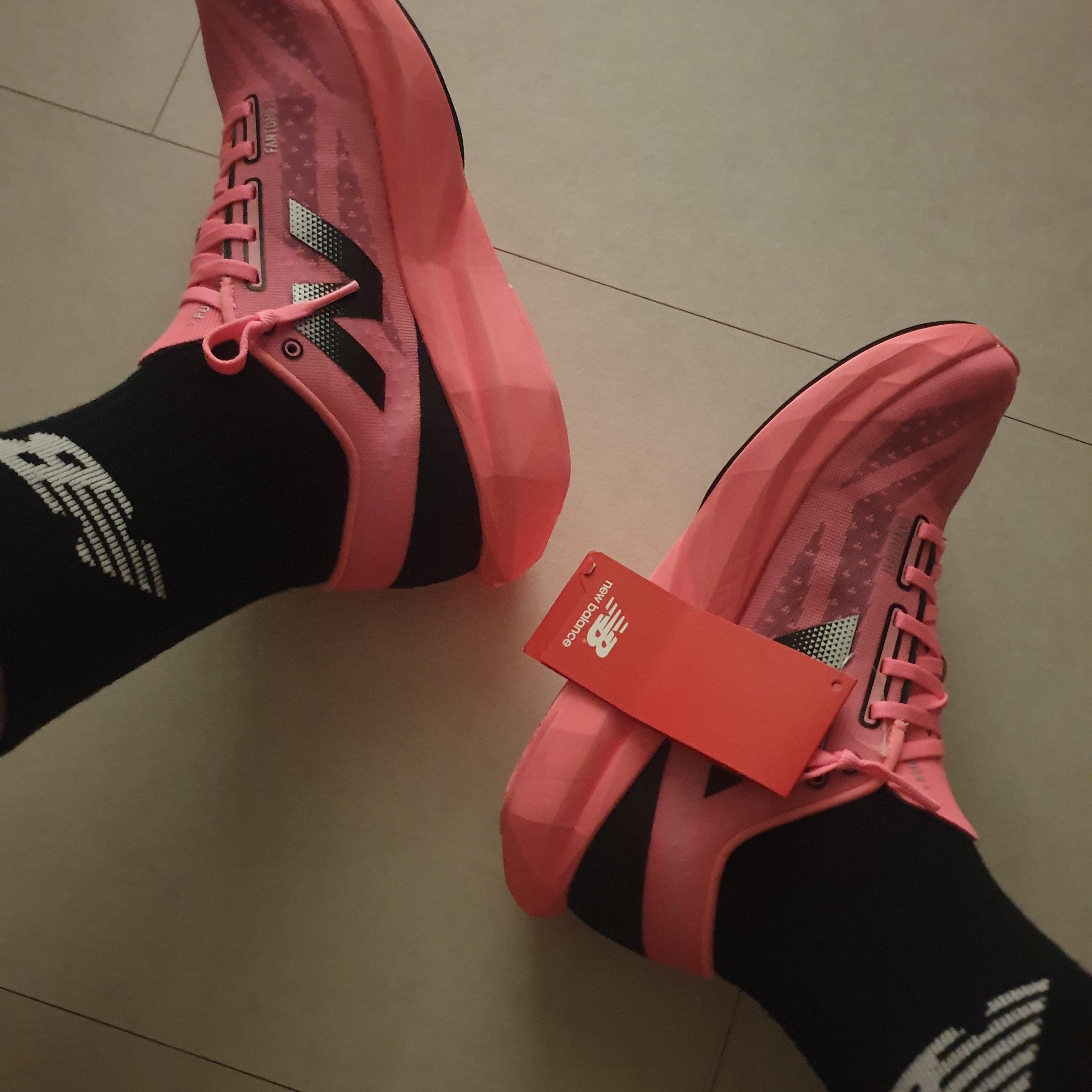 New Balance Fuelcell Rebel v4 Ultra Pink Black - 2E Wide 착용 스타일
