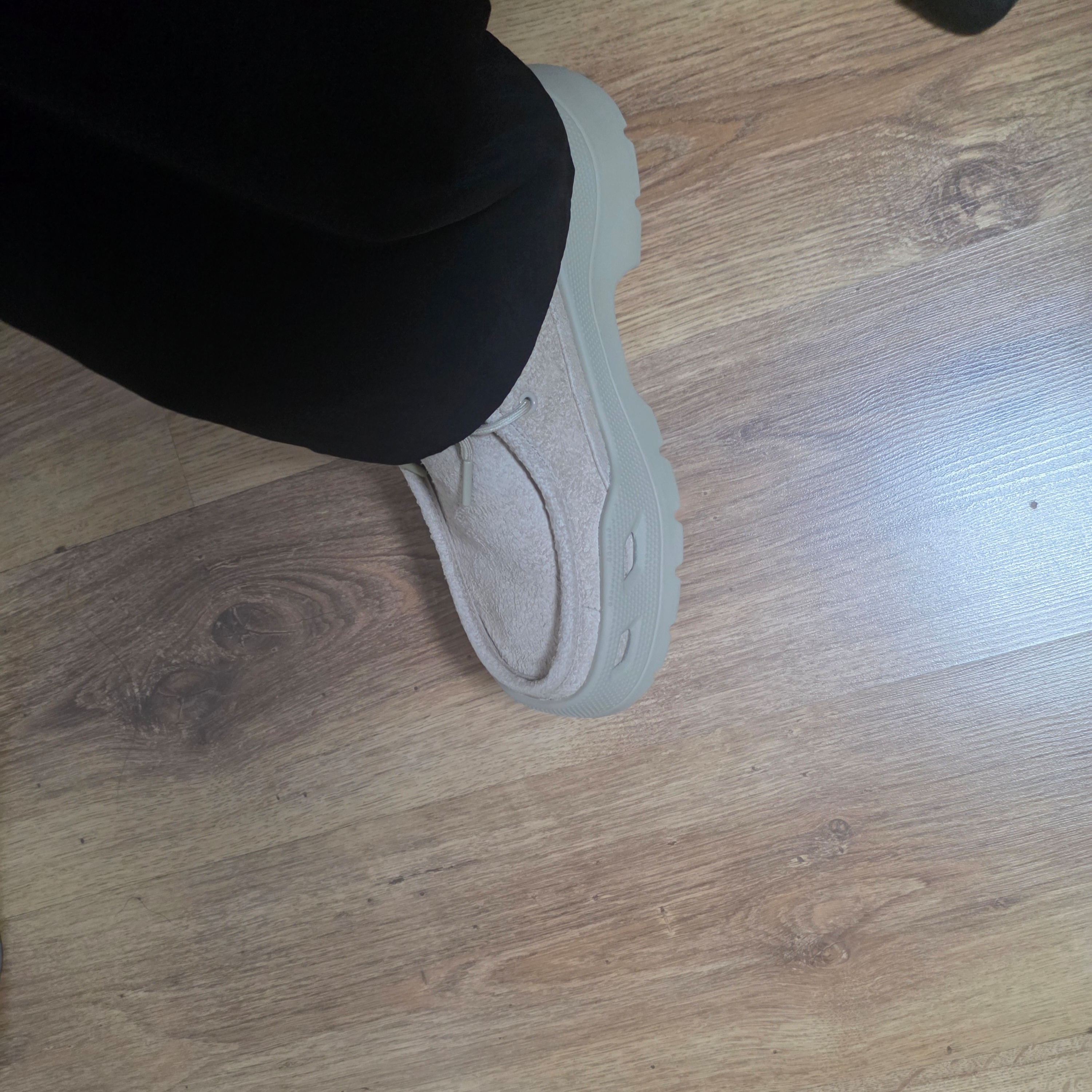 Crocs EXP Gallery Shoe Bark 착용 스타일 - 3