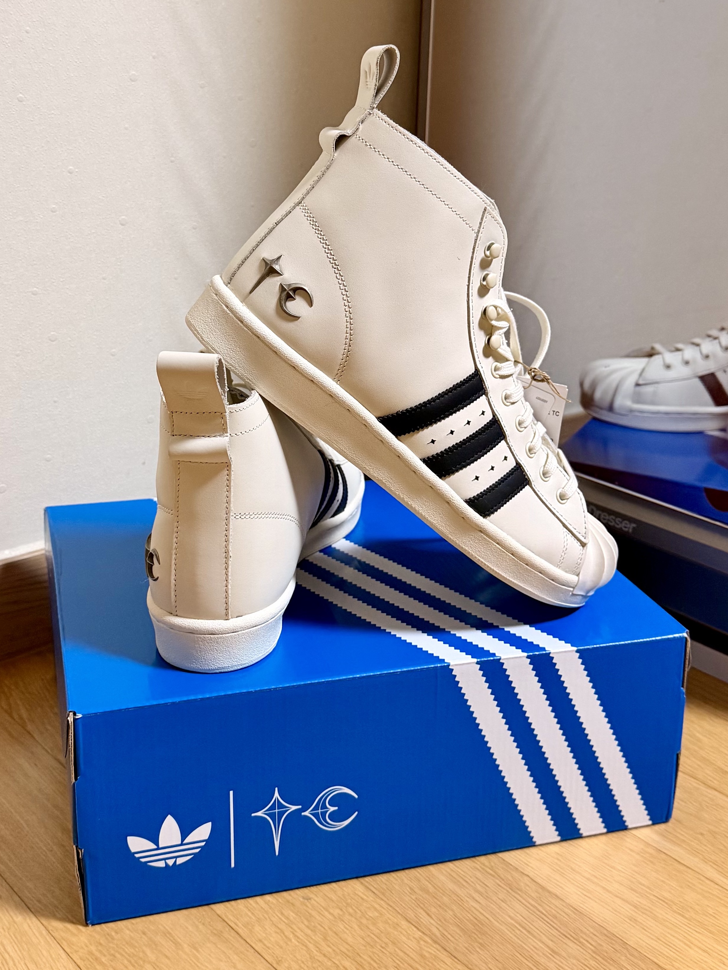 Adidas x Thug Club Superstar Boot Luxe Off White Core Black 착용 스타일